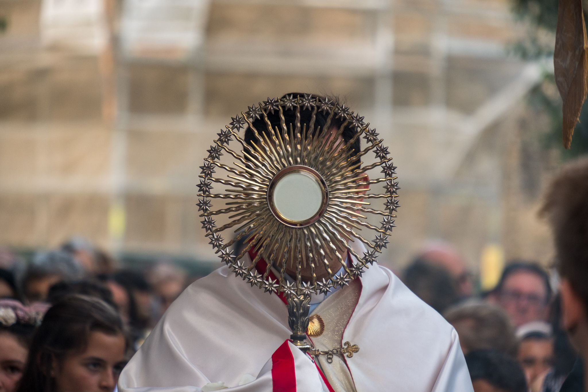 Els santcugatencs s'han reunit als voltants del Monestir per celebrar el Corpus Christi. FOTO: Ale Gómez