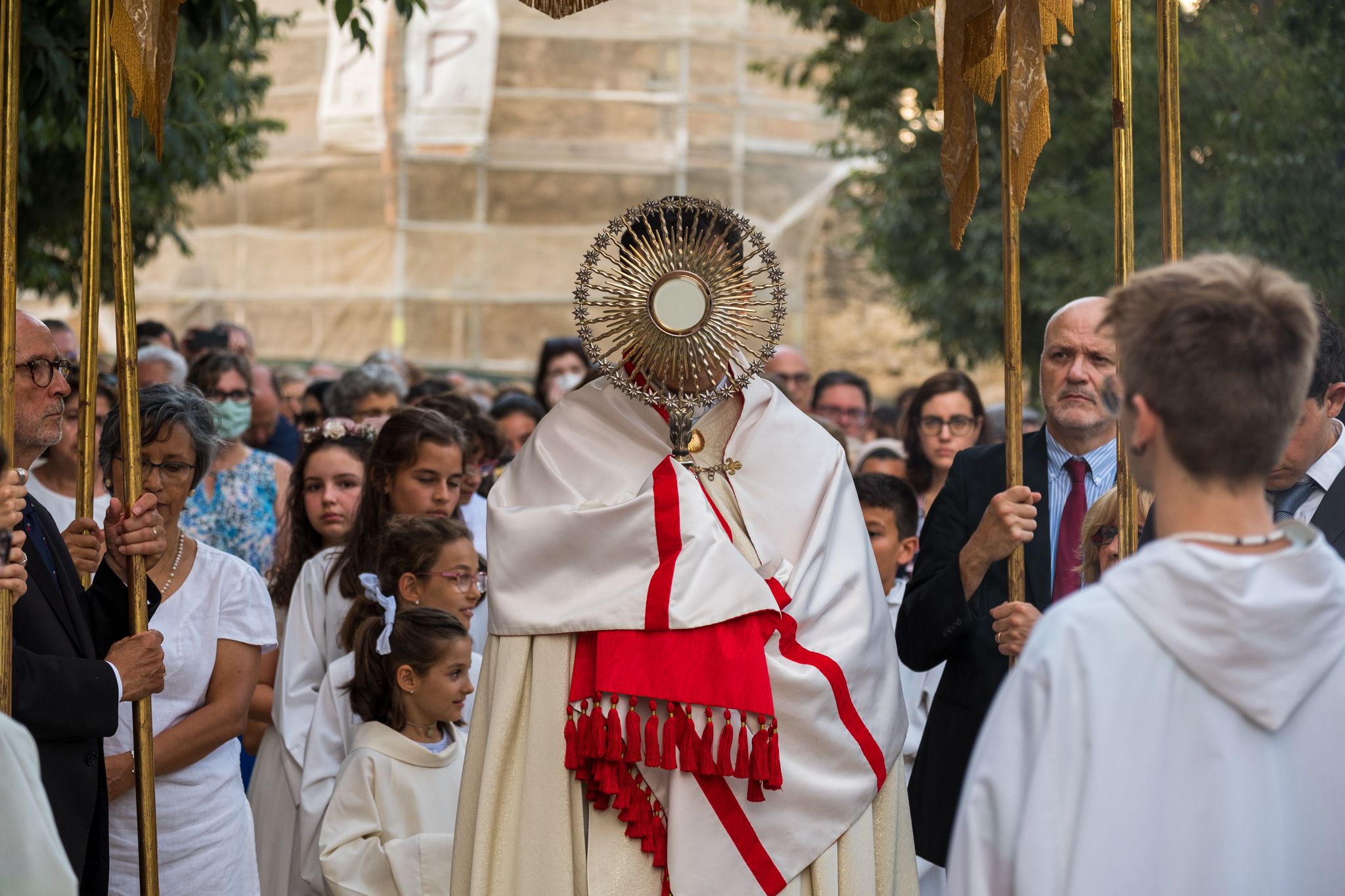 Els santcugatencs s'han reunit als voltants del Monestir per celebrar el Corpus Christi. FOTO: Ale Gómez