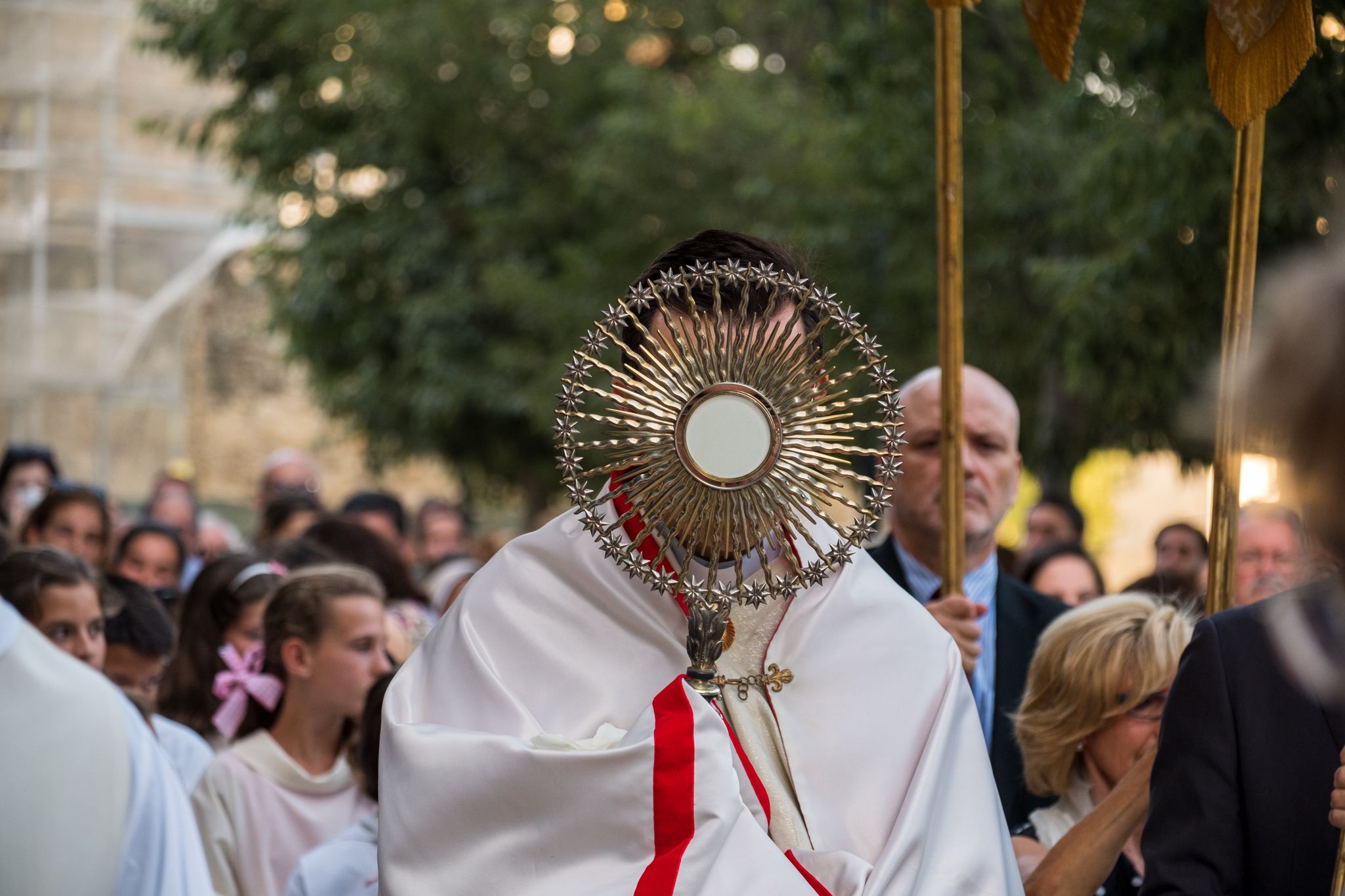 Els santcugatencs s'han reunit als voltants del Monestir per celebrar el Corpus Christi. FOTO: Ale Gómez