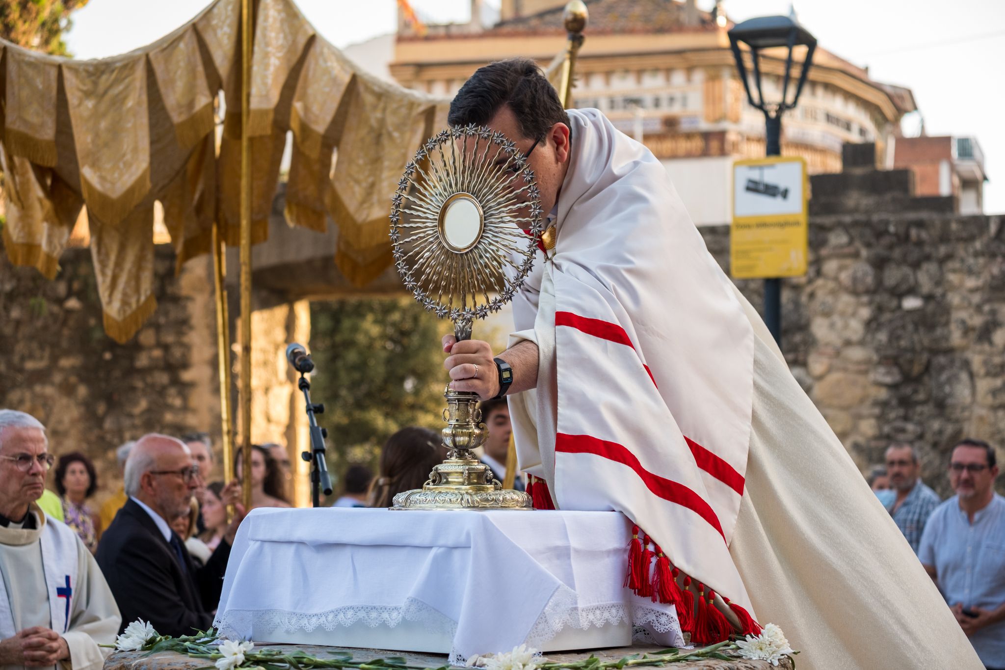 Els santcugatencs s'han reunit als voltants del Monestir per celebrar el Corpus Christi. FOTO: Ale Gómez