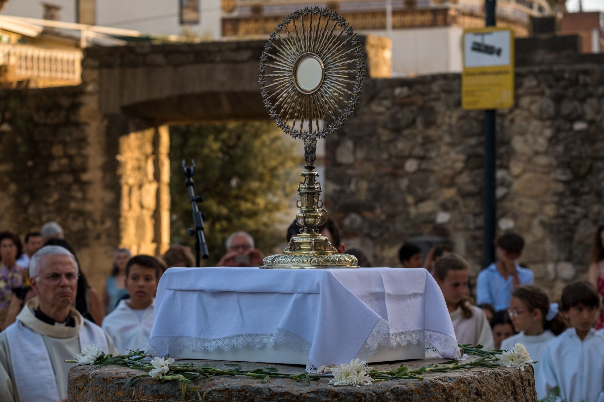 Els santcugatencs s'han reunit als voltants del Monestir per celebrar el Corpus Christi. FOTO: Ale Gómez