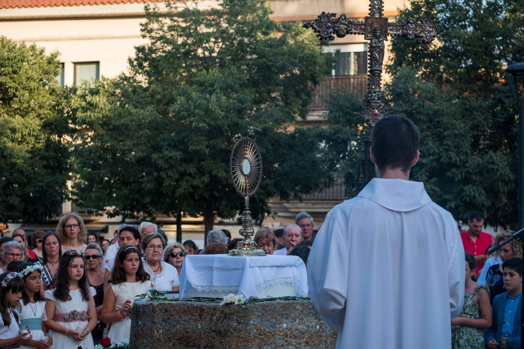 Els santcugatencs s'han reunit als voltants del Monestir per celebrar el Corpus Christi. FOTO: Ale Gómez