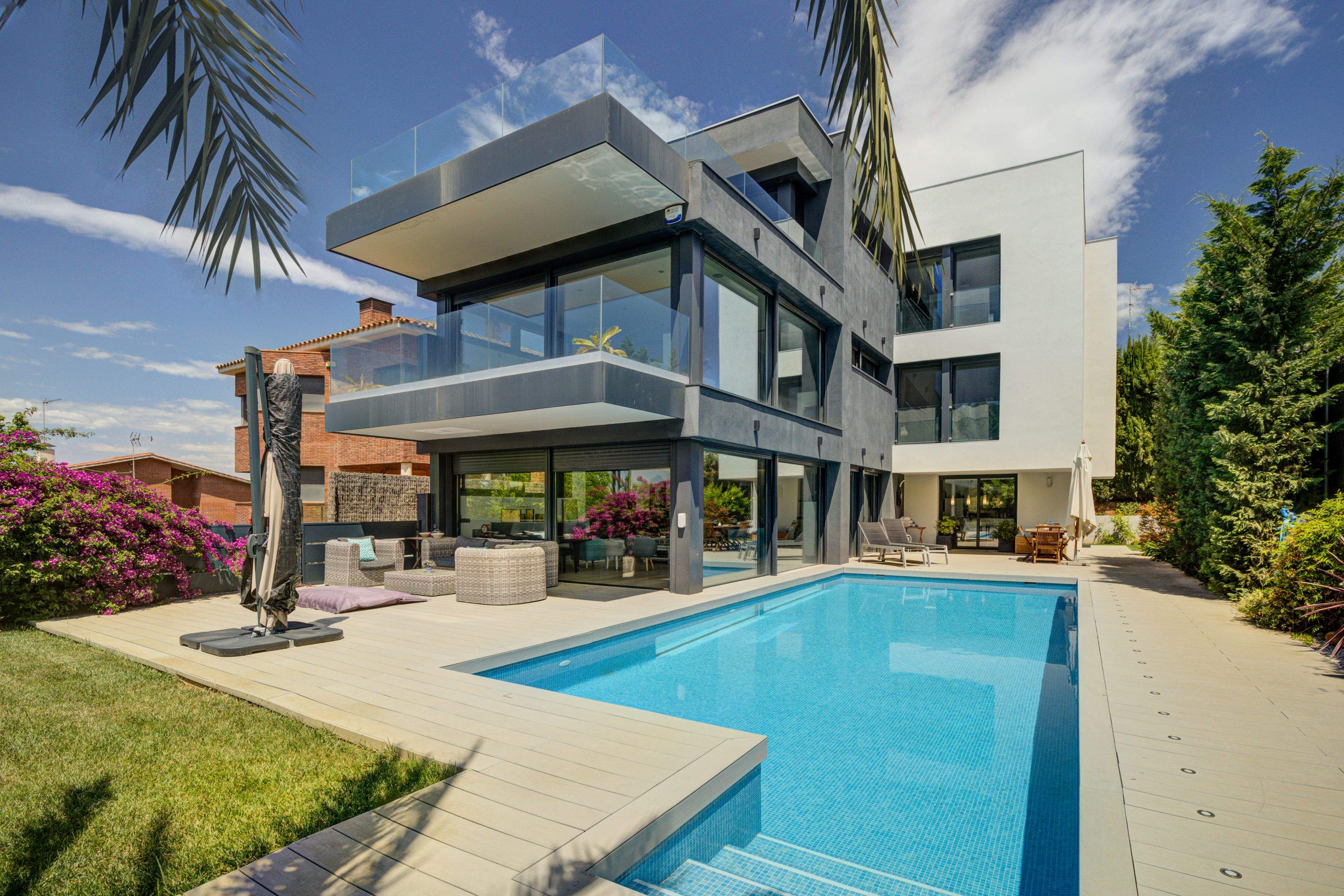 Façana i piscina de la casa de Sant Cugat de la immobiliària Tecnocasa. FOTO: Cedida