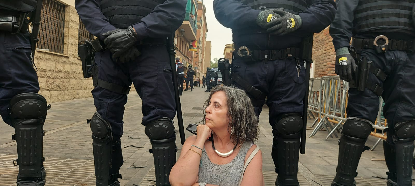 La tinenta d'alcaldia Lourdes Llorente, al desnonament de l'habitatge del carrer Indústria de Sant Cugat. FOTO: TOT Sant Cugat