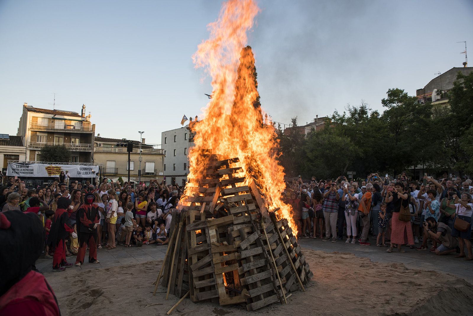 Encesa de la foguera de Sant Joan. FOTO: Bernat Millet.
