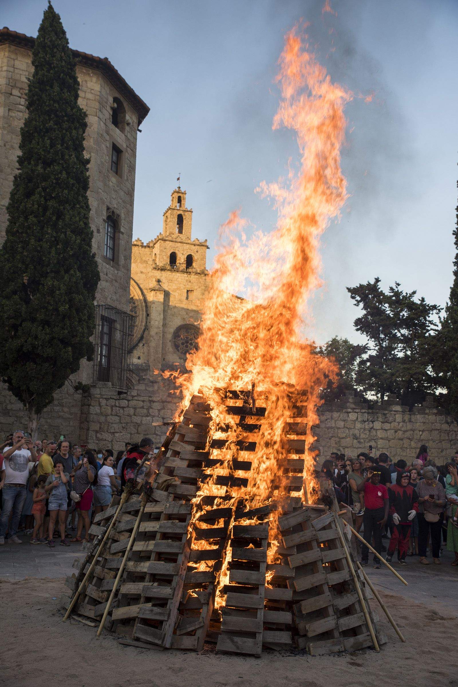 Encesa de la foguera de Sant Joan. FOTO: Bernat Millet.