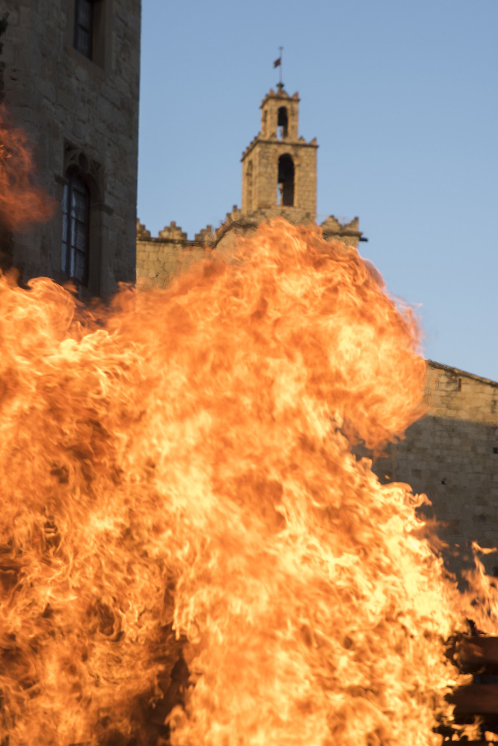 Encesa de la foguera de Sant Joan. FOTO: Bernat Millet.