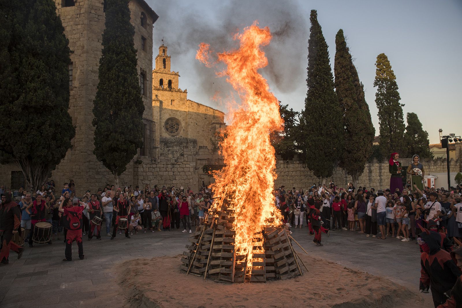 Encesa de la foguera de Sant Joan. FOTO: Bernat Millet.