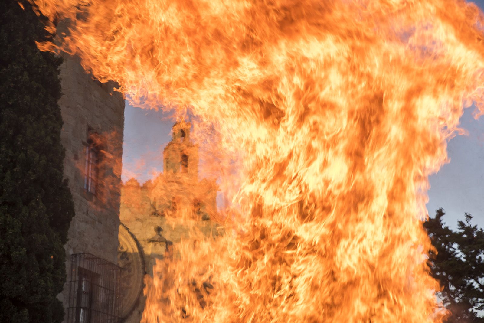 Encesa de la foguera de Sant Joan. FOTO: Bernat Millet.