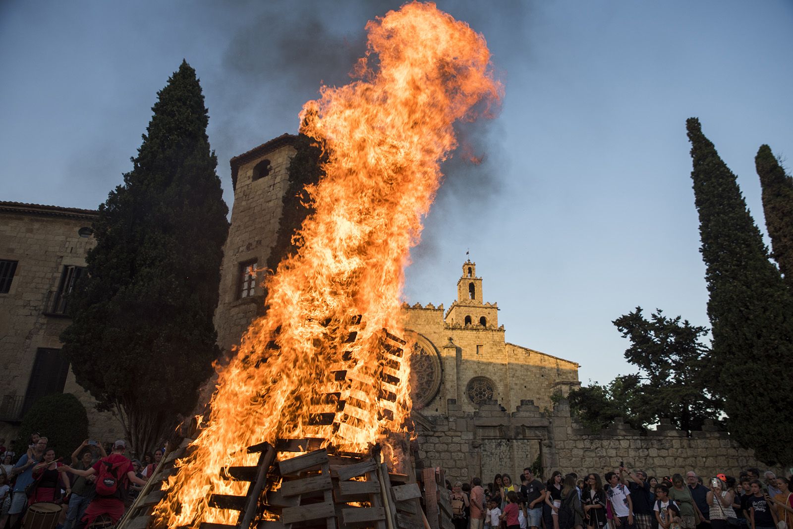 Encesa de la foguera de Sant Joan. FOTO: Bernat Millet.