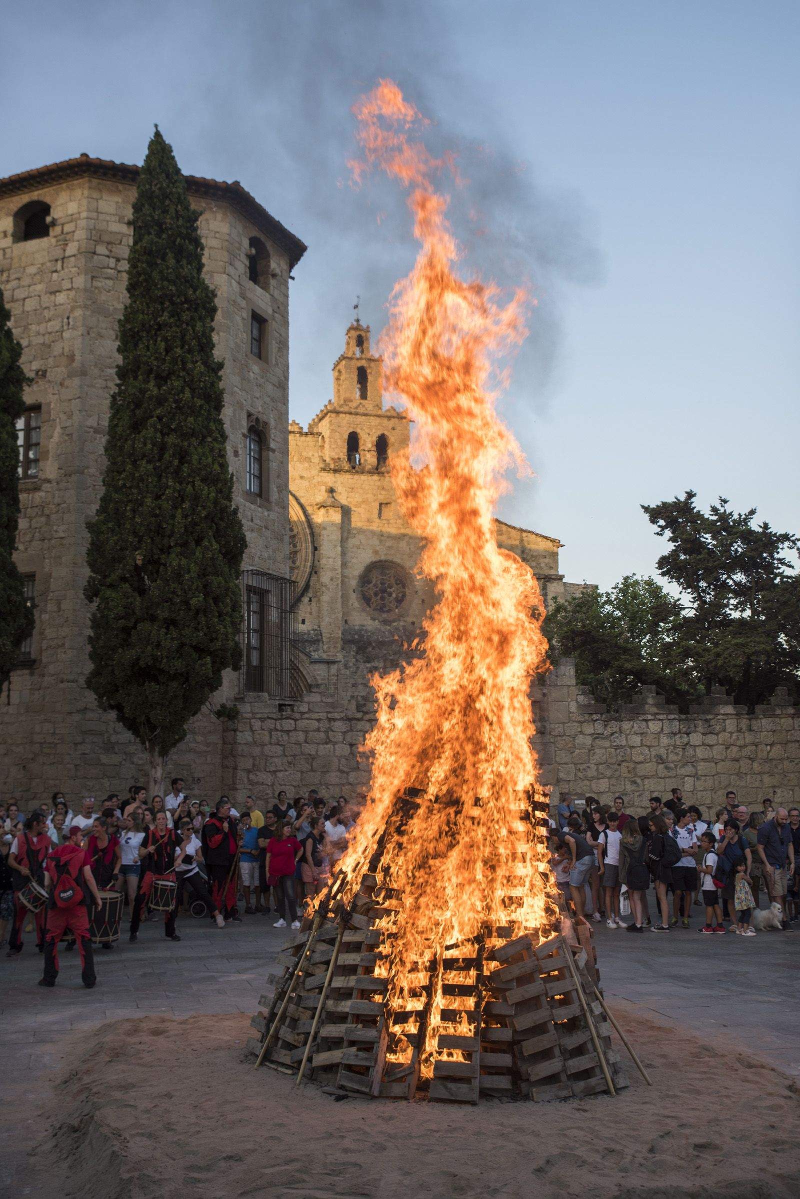 Encesa de la foguera de Sant Joan. FOTO: Bernat Millet.