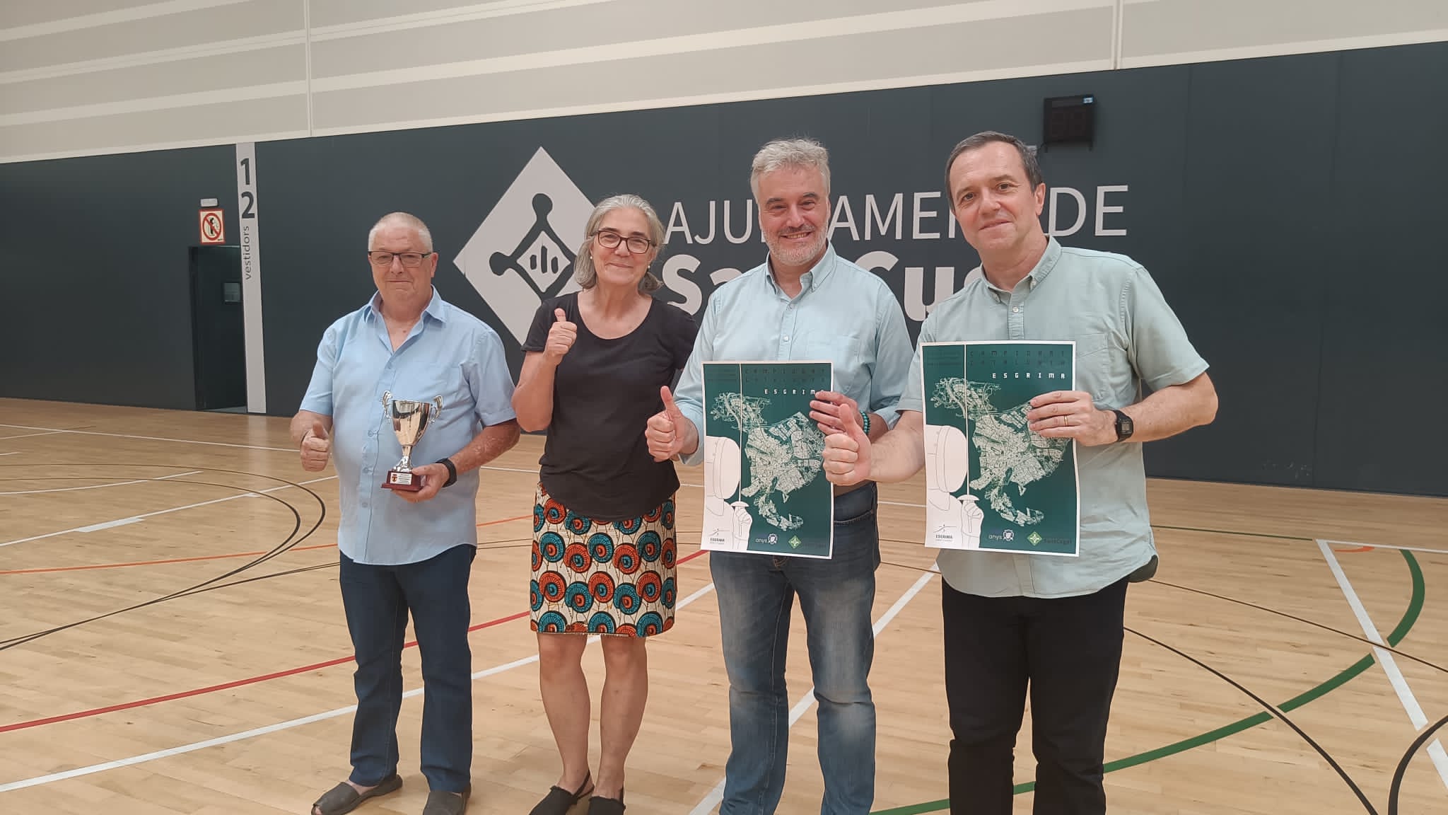 Juan Ramón González i Montse Esquerdo, del Club Esgrima Sant Cugat, juntament amb el regidor d'Esports, Francesc Carol, i el president de la Federació Catalana d'Esgrima, Miquel Ojeda, en la presentació del Campionat de Catalunya d'Esgrima. FOTO: Cedida