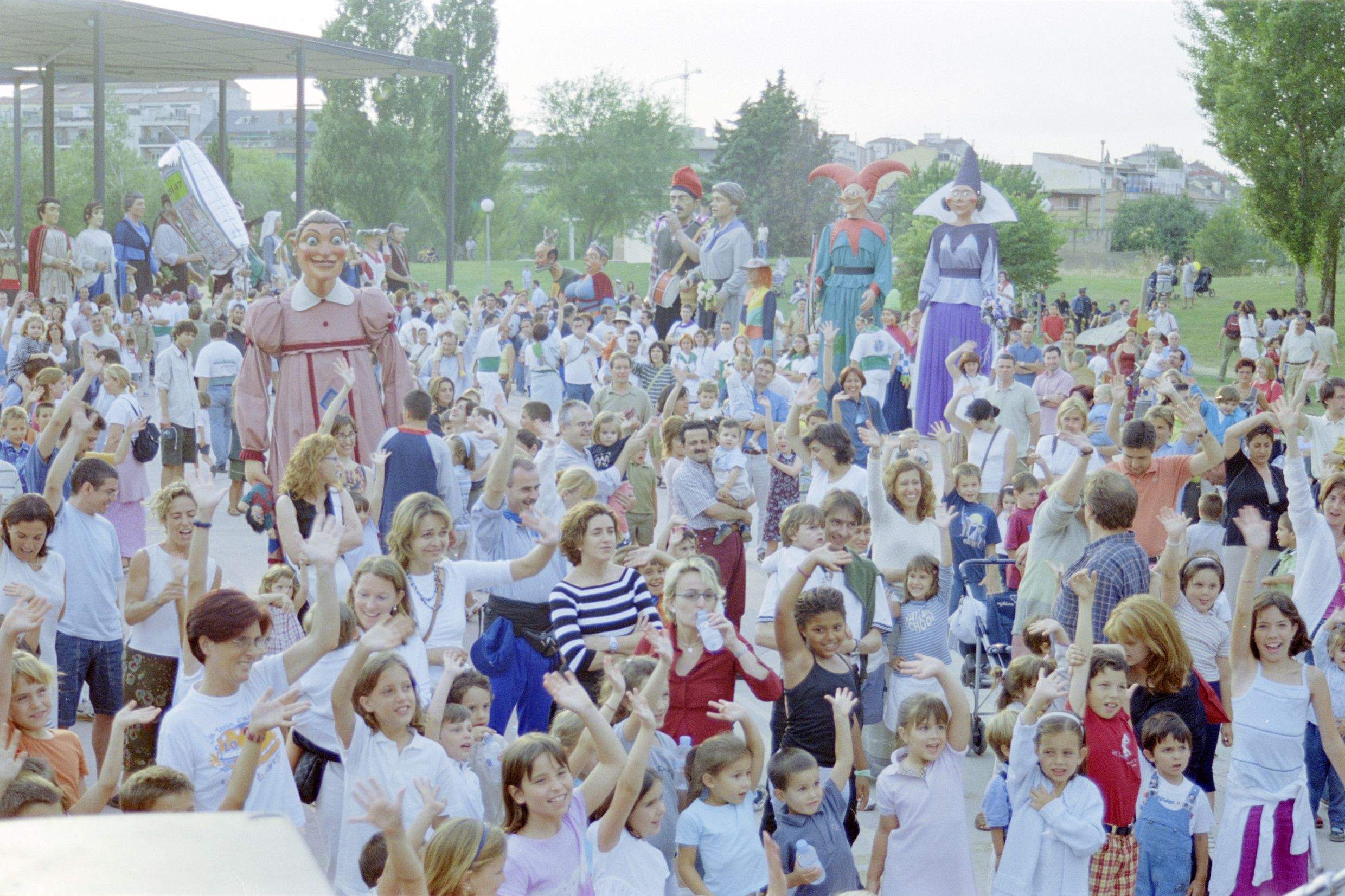 L'any 2002 el Parc Ramon Barnils es va omplir per rebre els gegants. FOTO: Arxiu