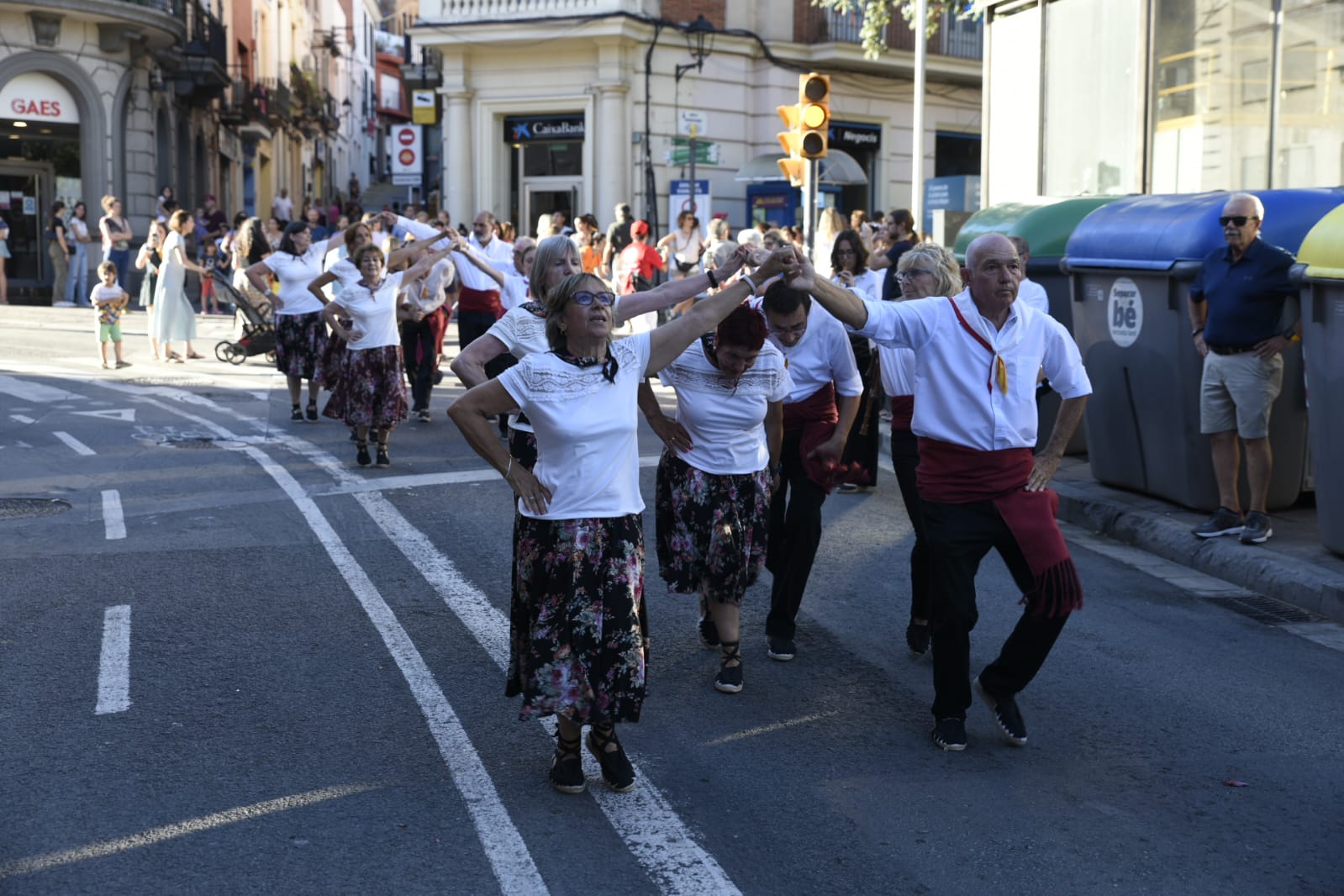 L'Entitat Sardanista de Sant Cugat no ha faltat en la seva cita amb el Seguici d'Inici de Festa Major de Sant Cugat. FOTO: Bernat Millet