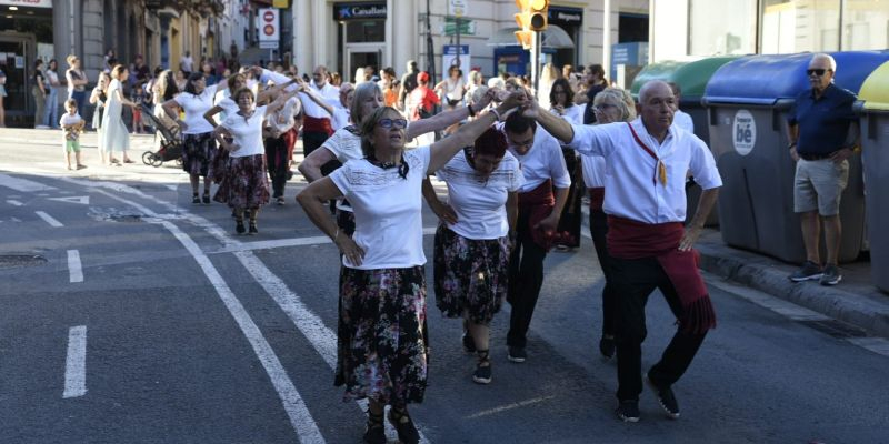 L'Entitat Sardanista de Sant Cugat no ha faltat en la seva cita amb el Seguici d'Inici de Festa Major de Sant Cugat. FOTO: Bernat Millet