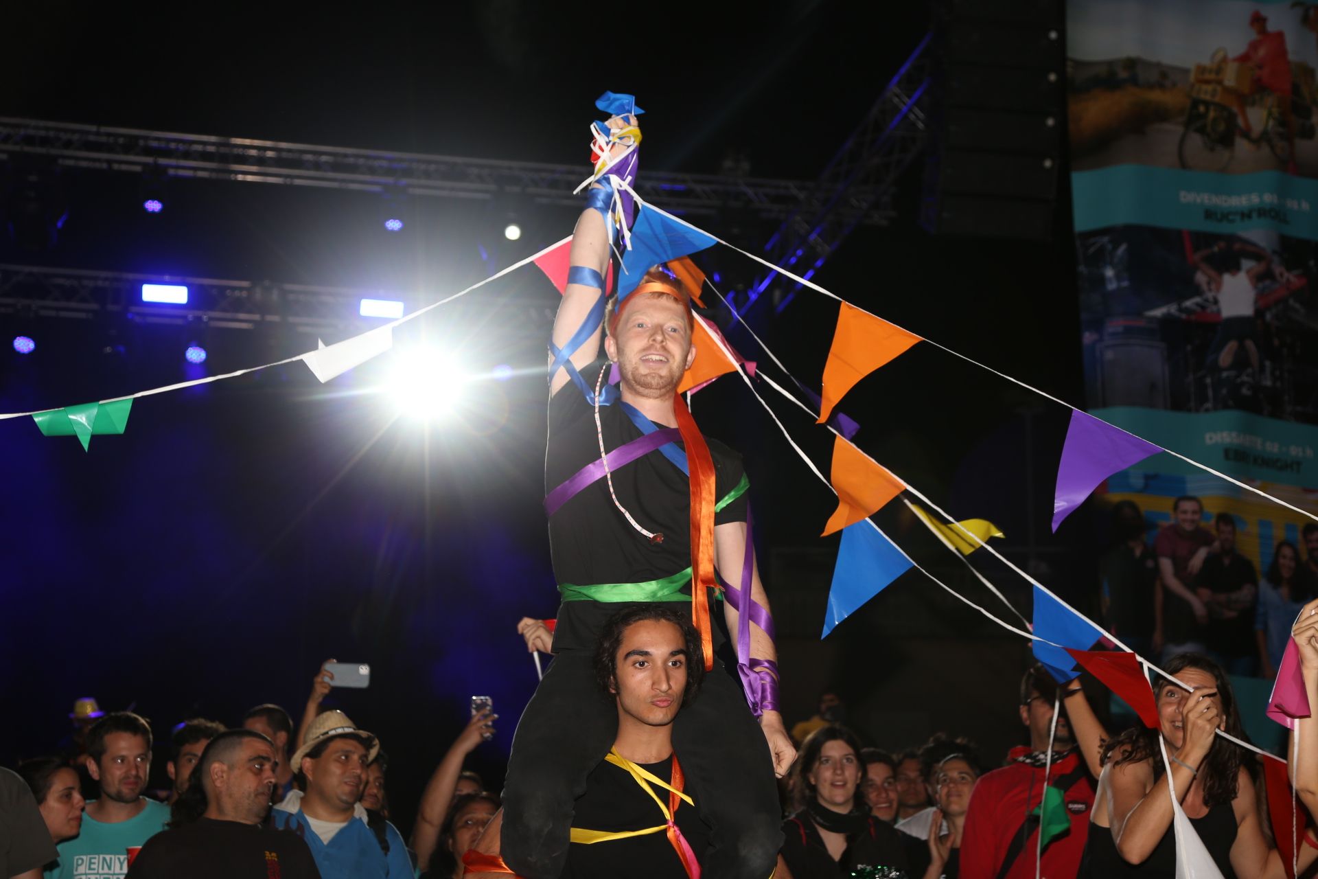 El Ball de Cintes, de l'Esbart Sant Cugat, va ser també en el Seguici Nocturn de Festa Major. FOTO: Anna Bassa