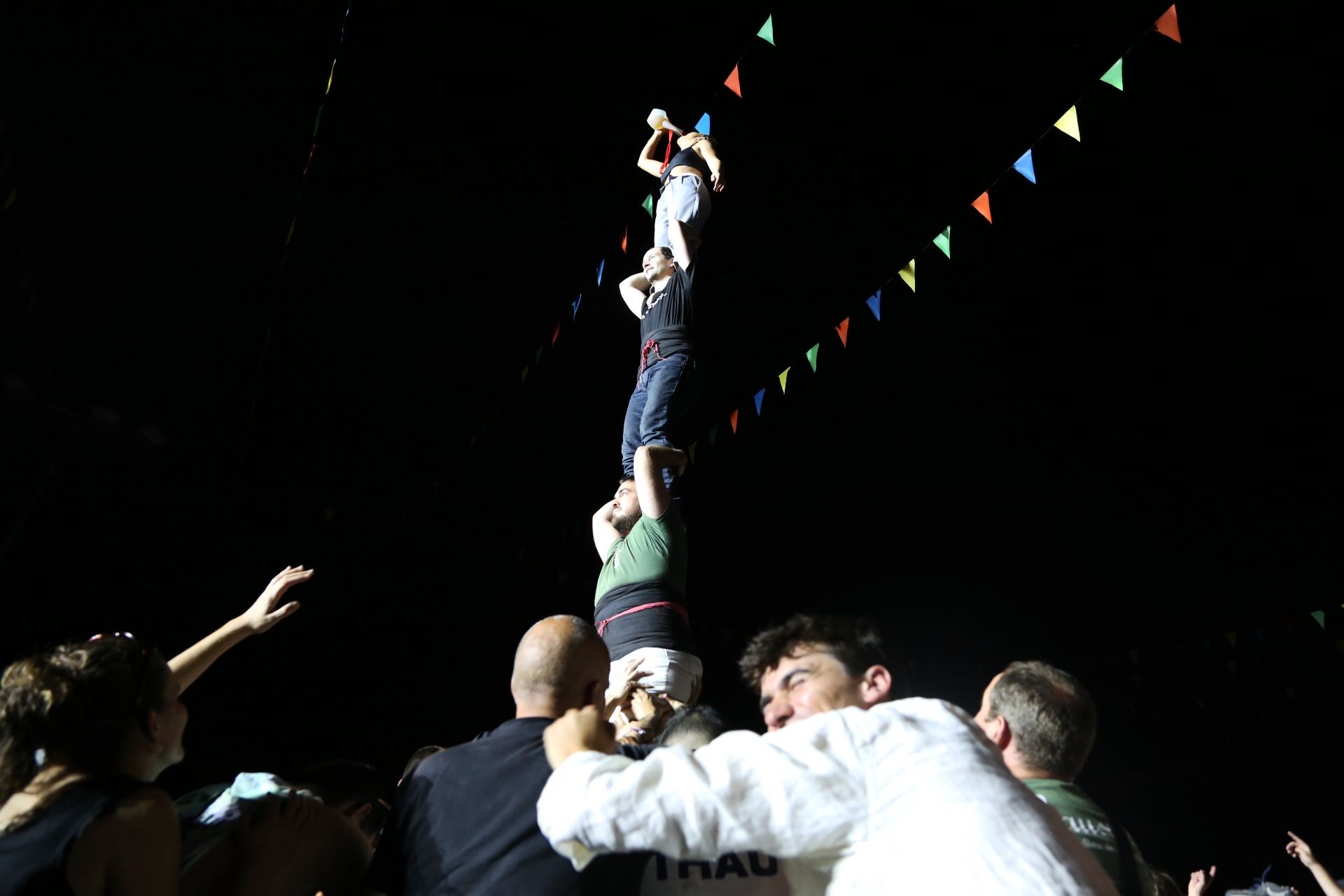 Els Castellers de Sant Cugat van participar en el Seguici Nocturn de Festa Major amb un pilar. FOTO: Anna Bassa