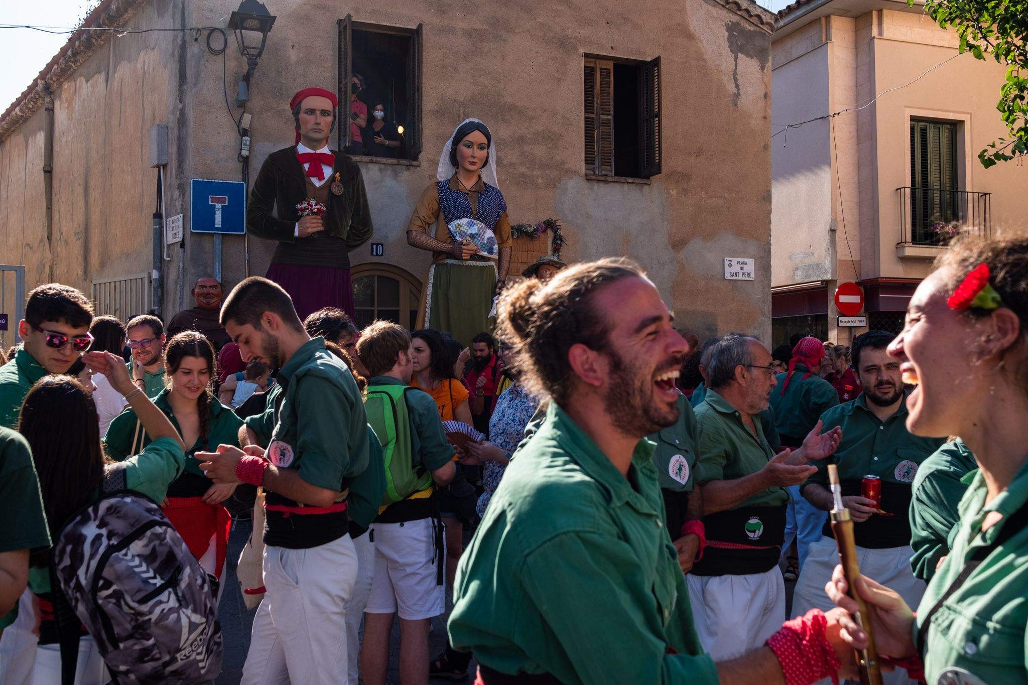 Ofrena davant de la casa de F. Vila i Trabal durant el Seguici. FOTO: Ale Gómez