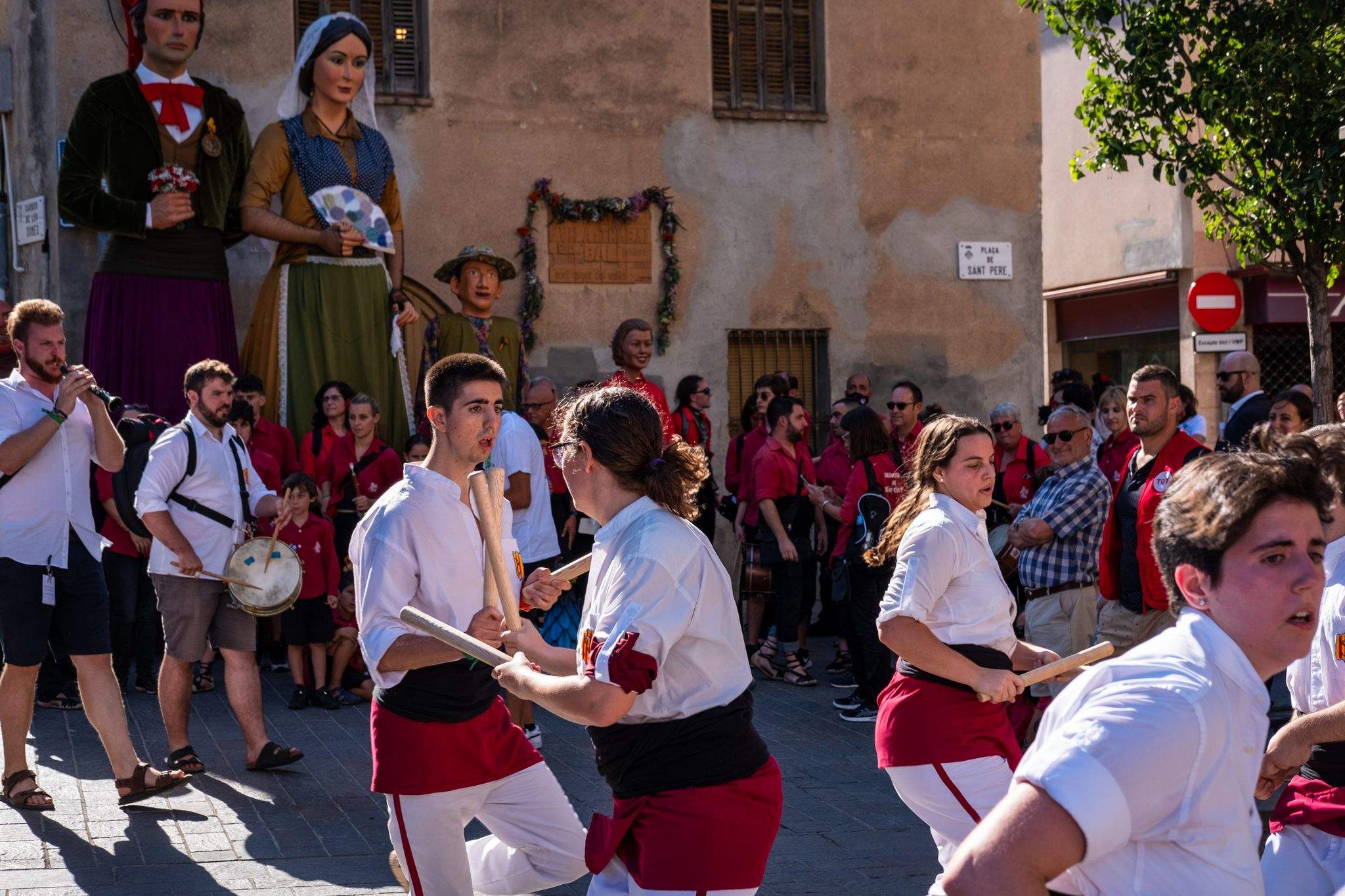 Ofrena davant de la casa de F. Vila i Trabal durant el Seguici. FOTO: Ale Gómez