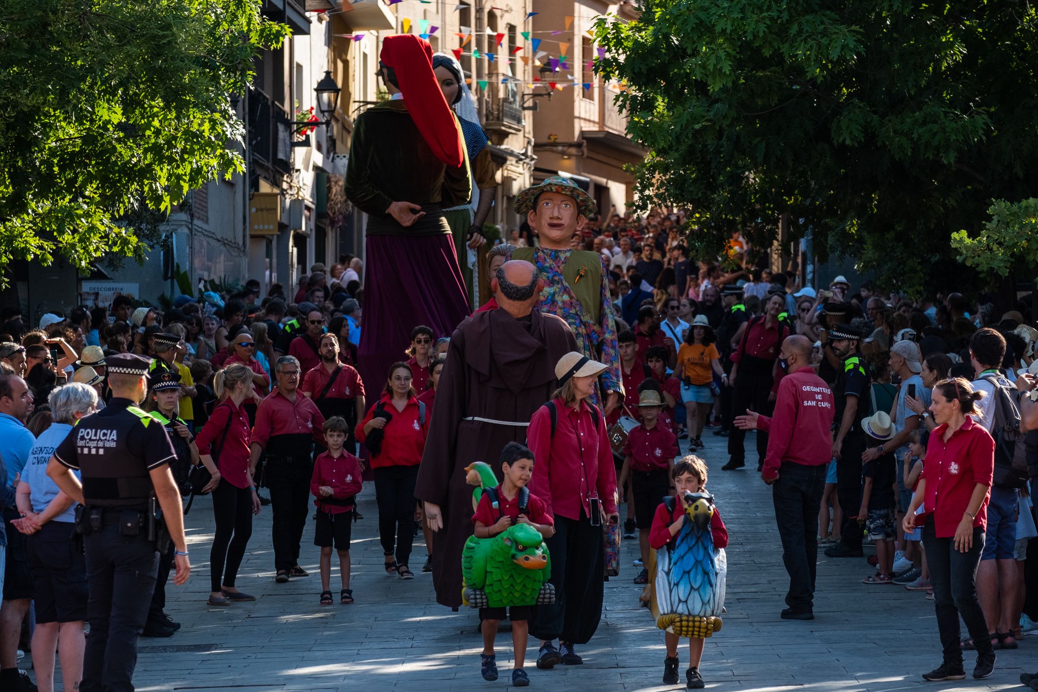 Arriben les entitats populars al monestir de Sant Cugat durant el Seguici. FOTO: Ale Gómez