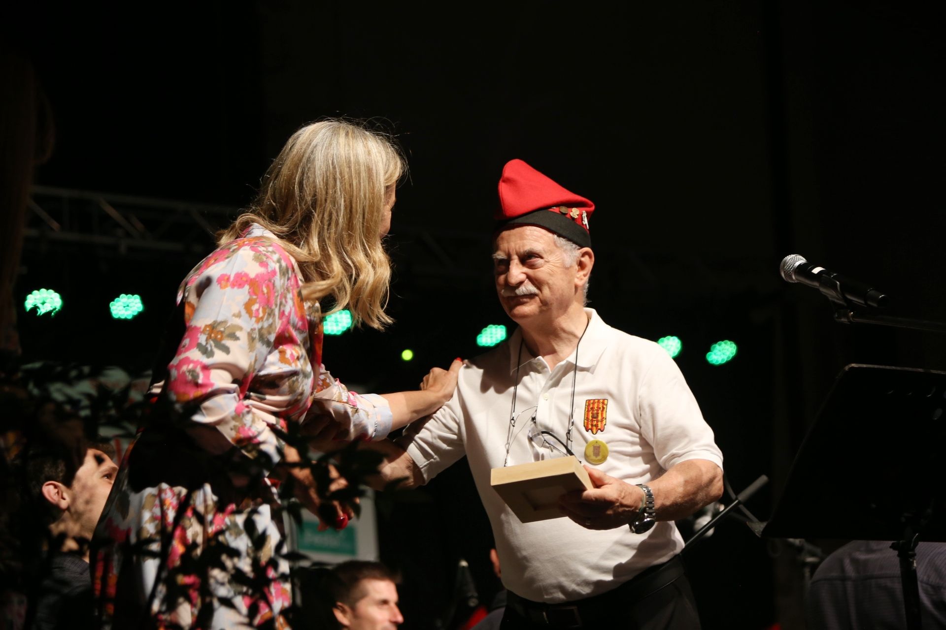 Mireia Ingla entrega una ofrena a La Lira. FOTO: Anna Bassa