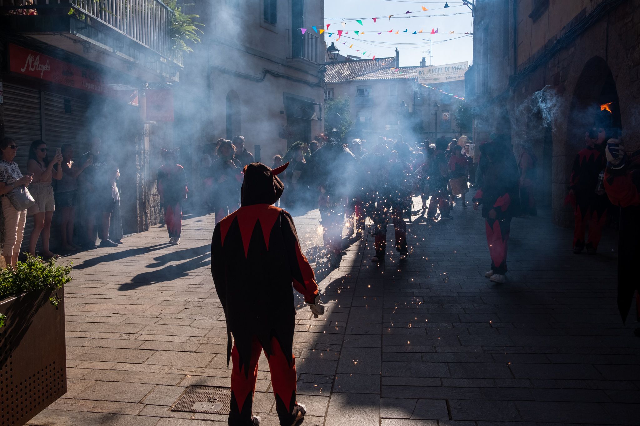Els diables obren camí cap al Monestir durant el Seguici. FOTO: Ale Gómez