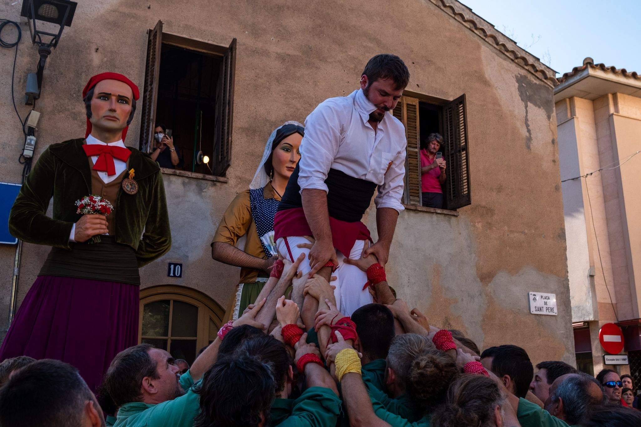 Ofrena davant de la casa de F. Vila i Trabal durant el Seguici. FOTO: Ale Gómez