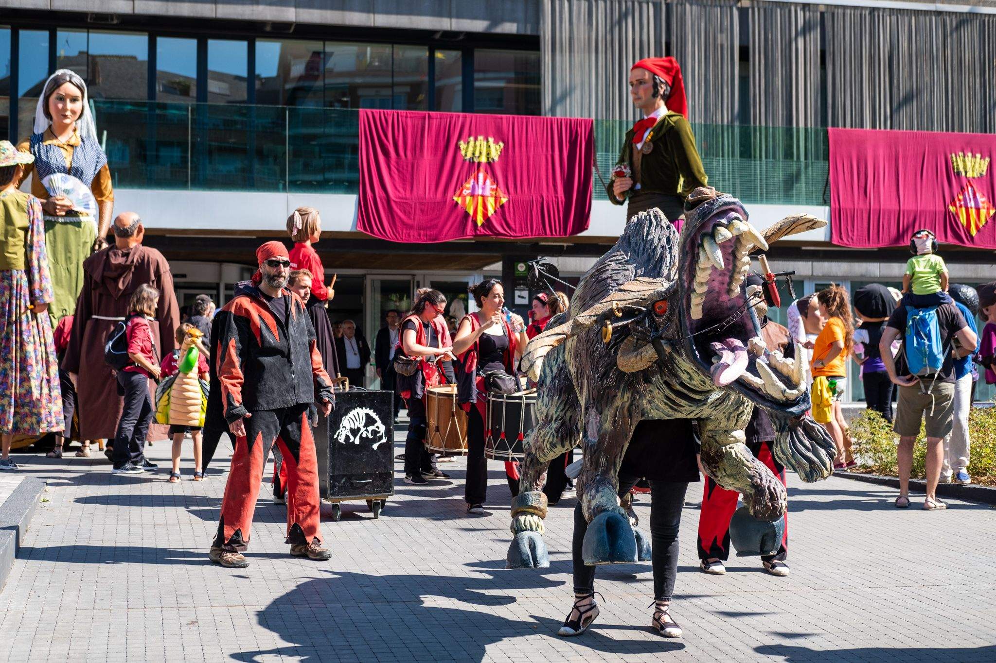 Inici del Seguici de Sant Pere amb les entitats de cultura popular. FOTO: Ale Gómez