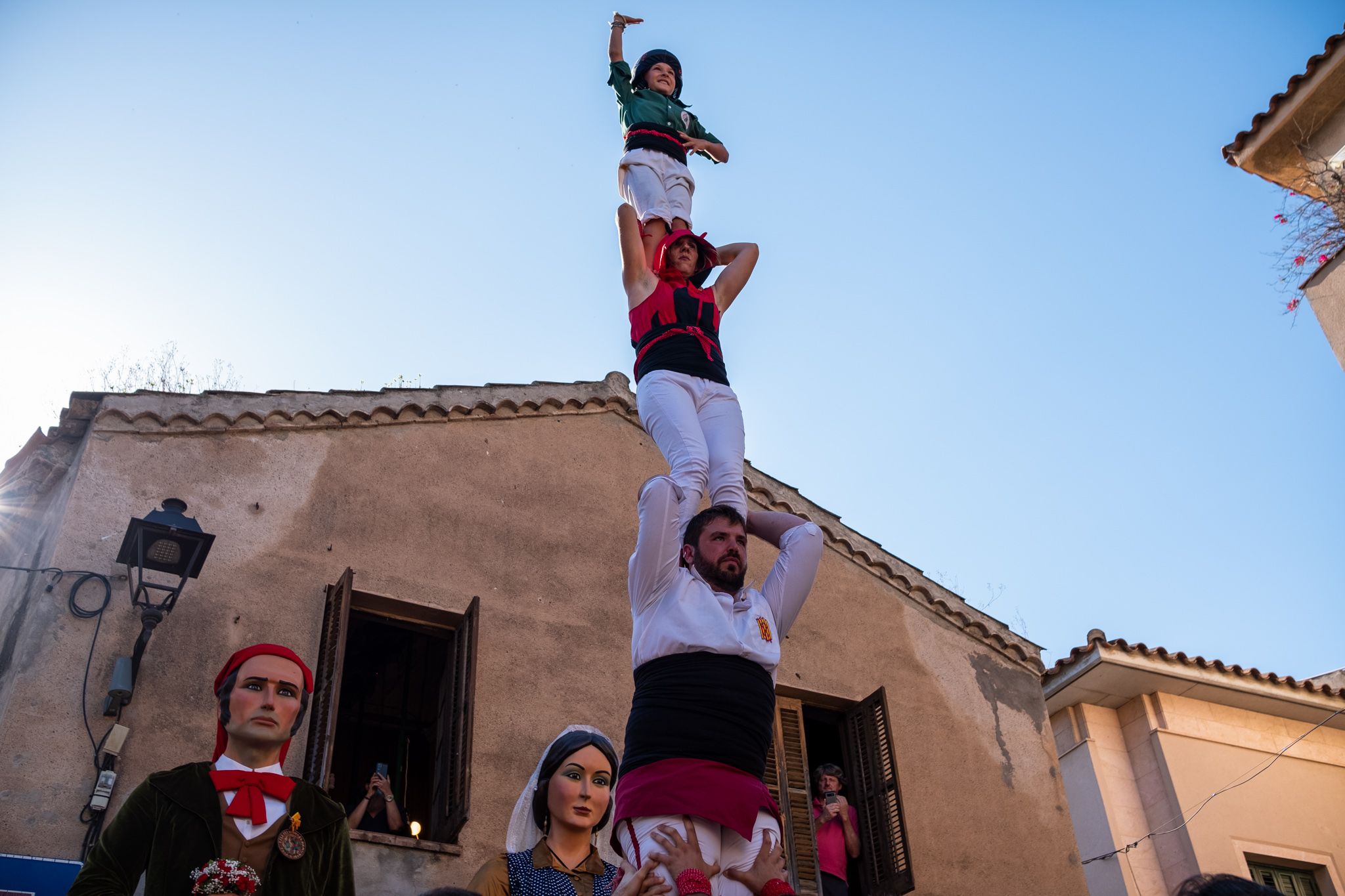 Ofrena davant de la casa de F. Vila i Trabal durant el Seguici. FOTO: Ale Gómez