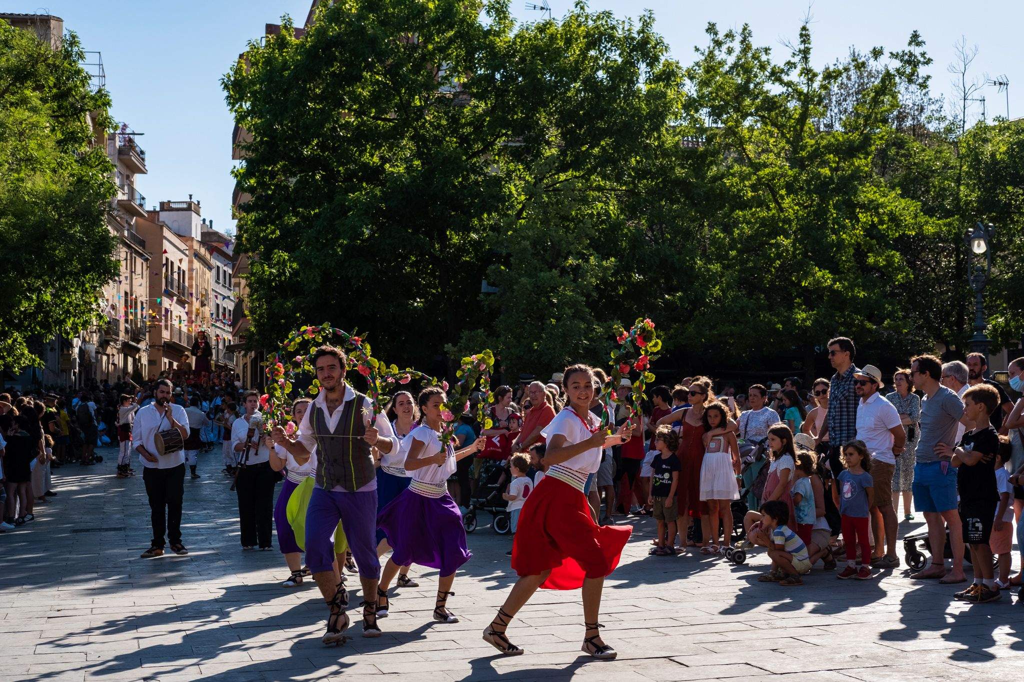 Arriben les entitats populars al monestir de Sant Cugat durant el Seguici. FOTO: Ale Gómez