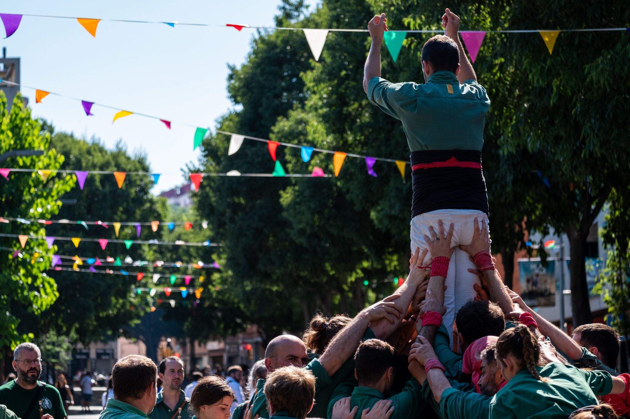 Els castellers de Sant Cugat en el Seguici de Sant Pere. FOTO: Ale Gómez