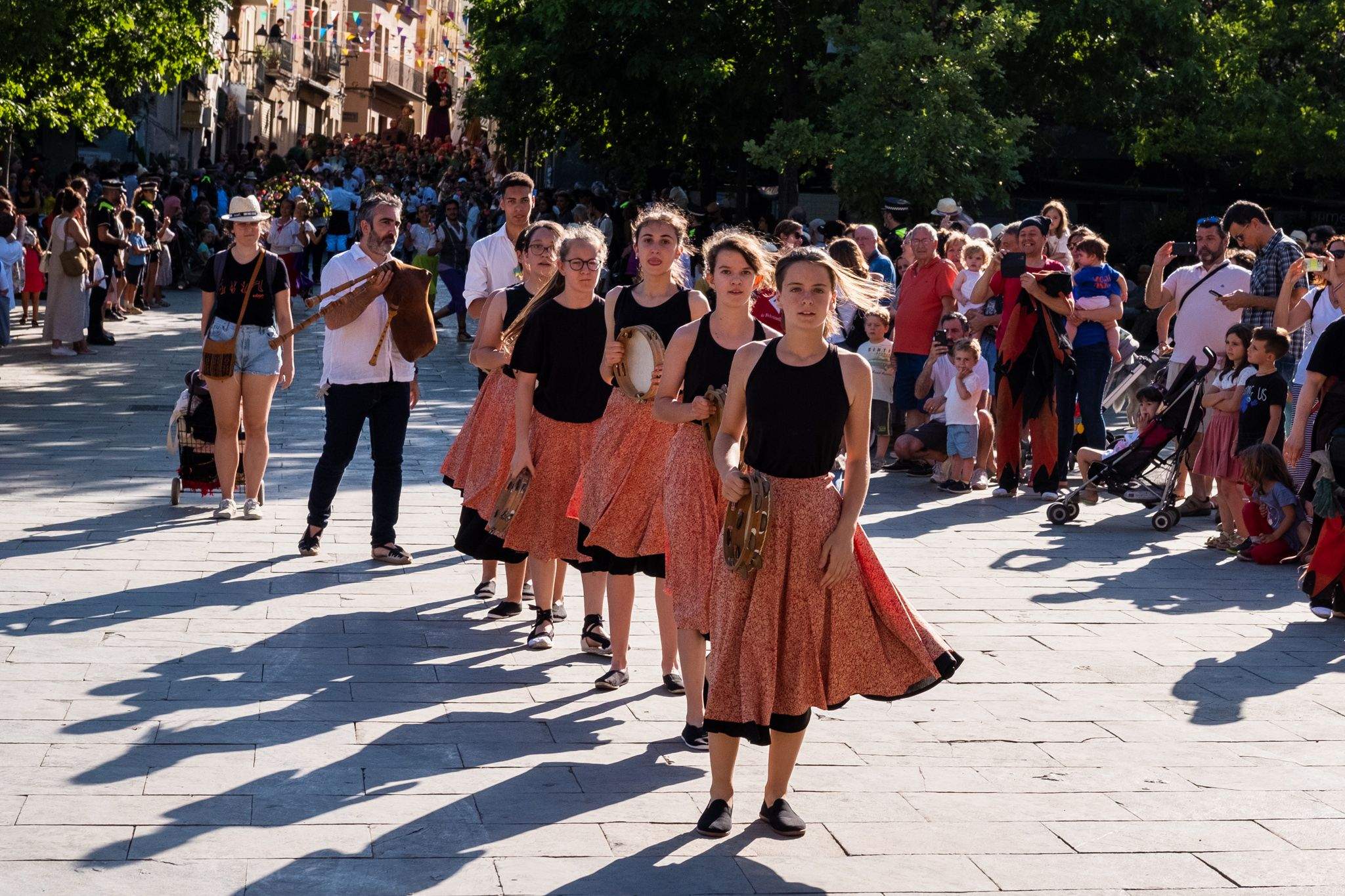 Arriben les entitats populars al monestir de Sant Cugat durant el Seguici. FOTO: Ale Gómez
