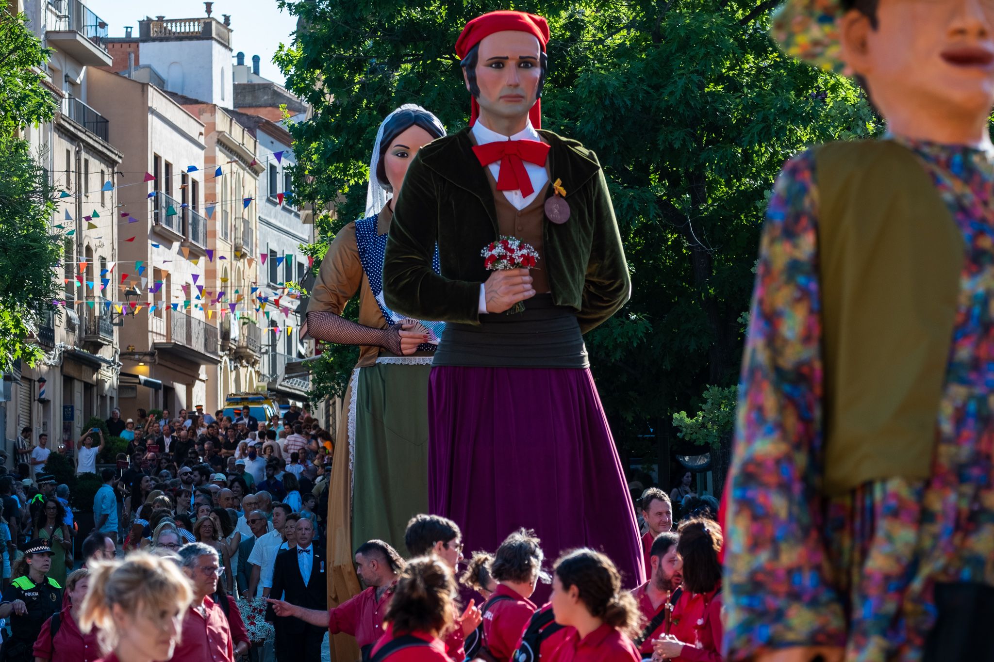 Arriben les entitats populars al monestir de Sant Cugat durant el Seguici. FOTO: Ale Gómez