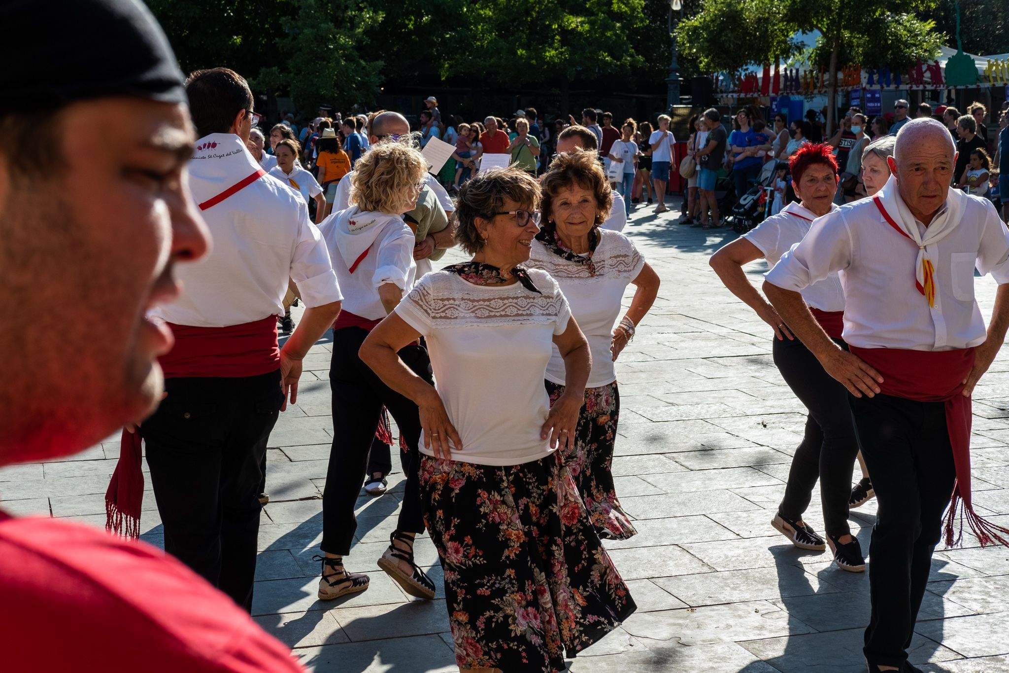 Arriben les entitats populars al monestir de Sant Cugat durant el Seguici. FOTO: Ale Gómez