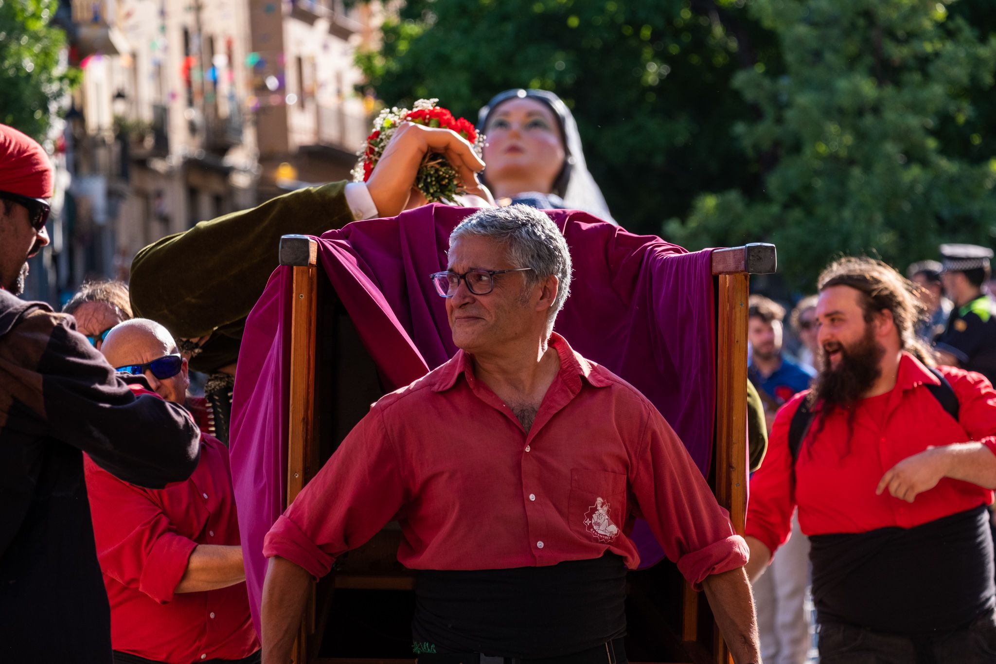 Arriben les entitats populars al monestir de Sant Cugat durant el Seguici. FOTO: Ale Gómez