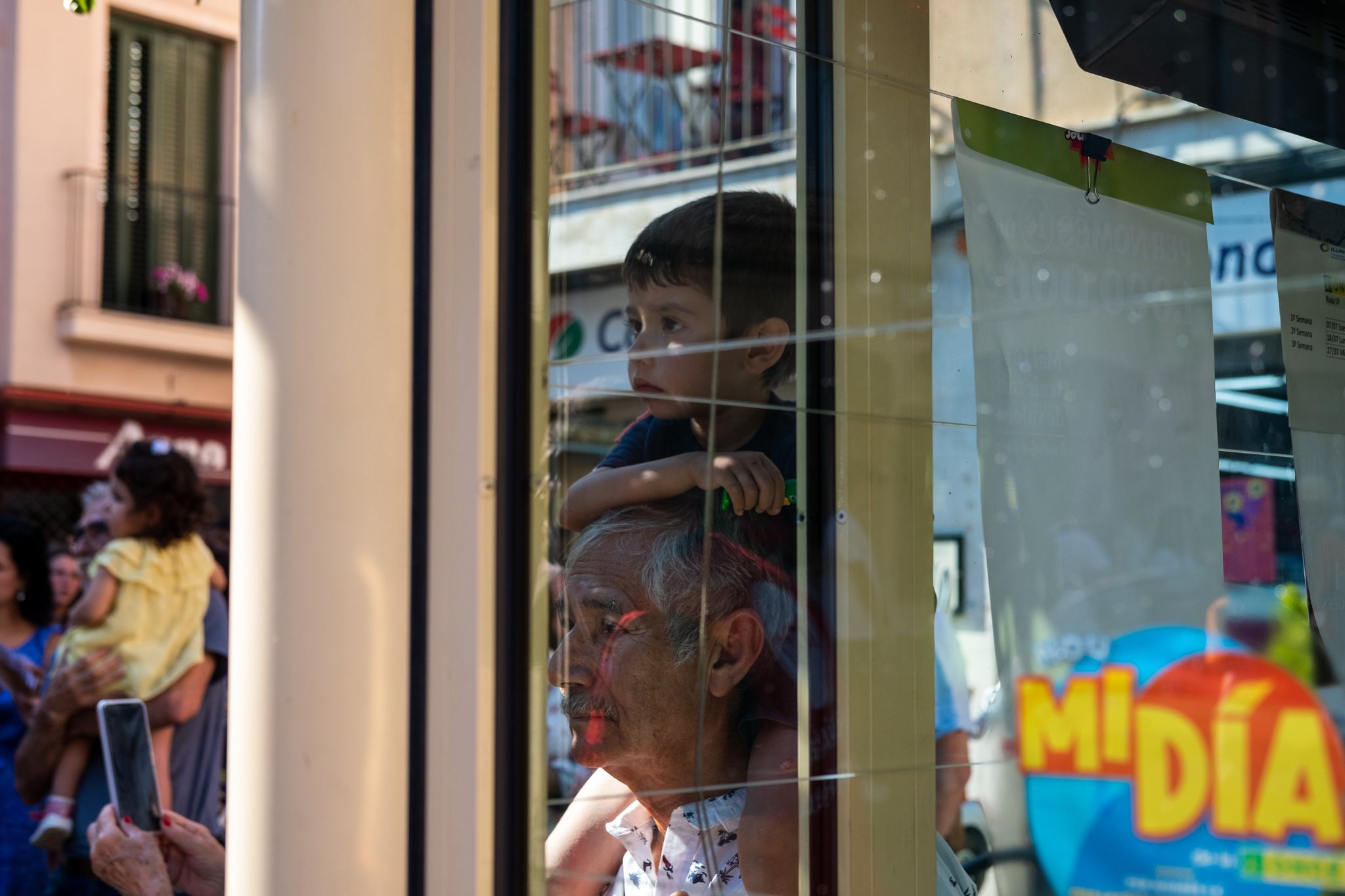 Un avi i el seu net miren l'ofrena. FOTO: Ale Gómez