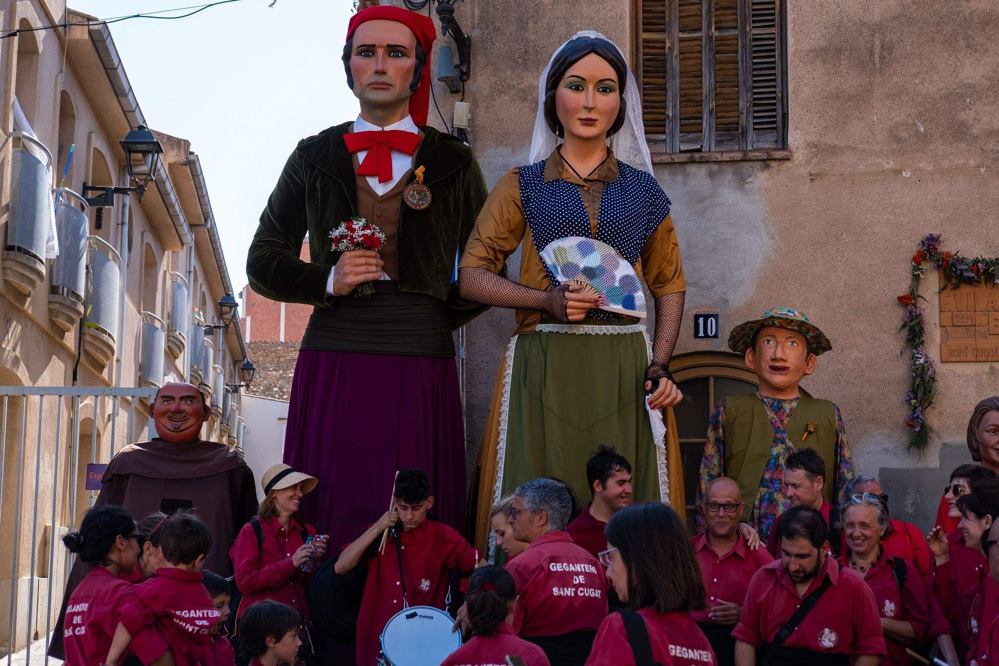 Ofrena davant de la casa de F. Vila i Trabal durant el Seguici. FOTO: Ale Gómez