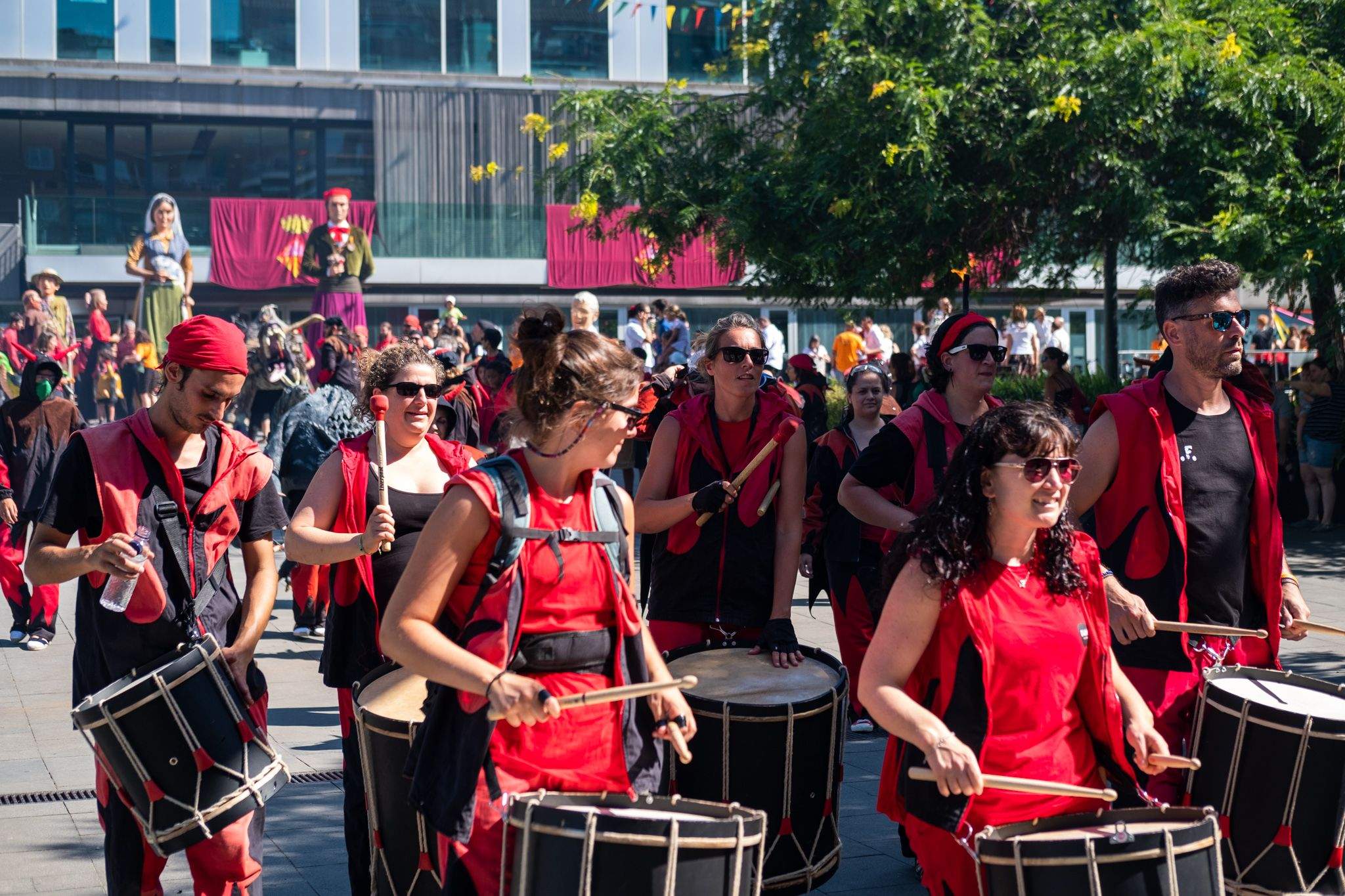 Els diables de Sant Cugat i de fons els gegants durant el Seguici de Sant Pere. FOTO: Ale Gómez