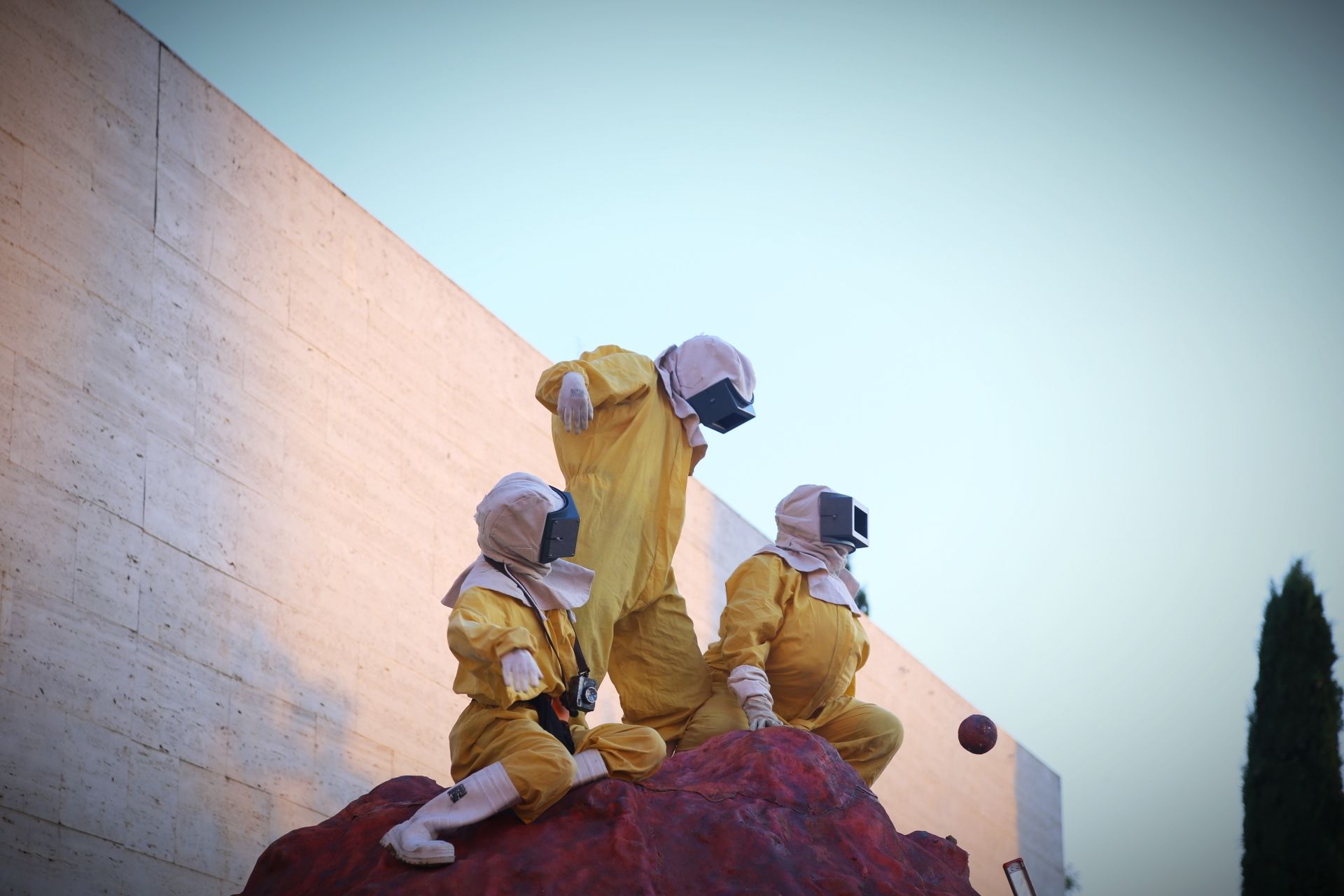 L'obra 'Asteroid' treu un somriure als carrers de Sant Cugat. FOTO: Anna Bassa
