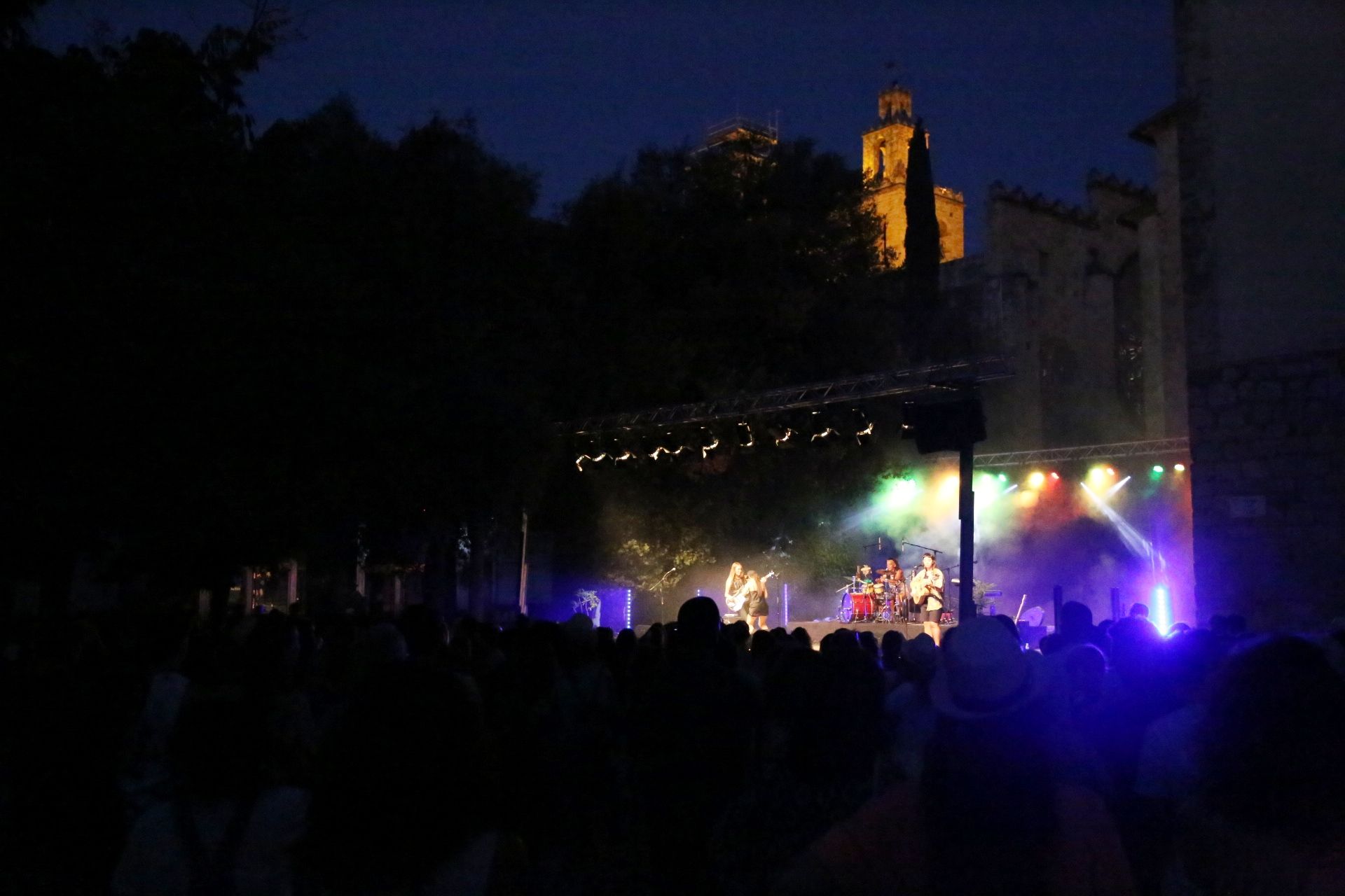 El grup musical KeTeKalles en concert per la celebració del Dia de l'Orgull. FOTO: Anna Bassa