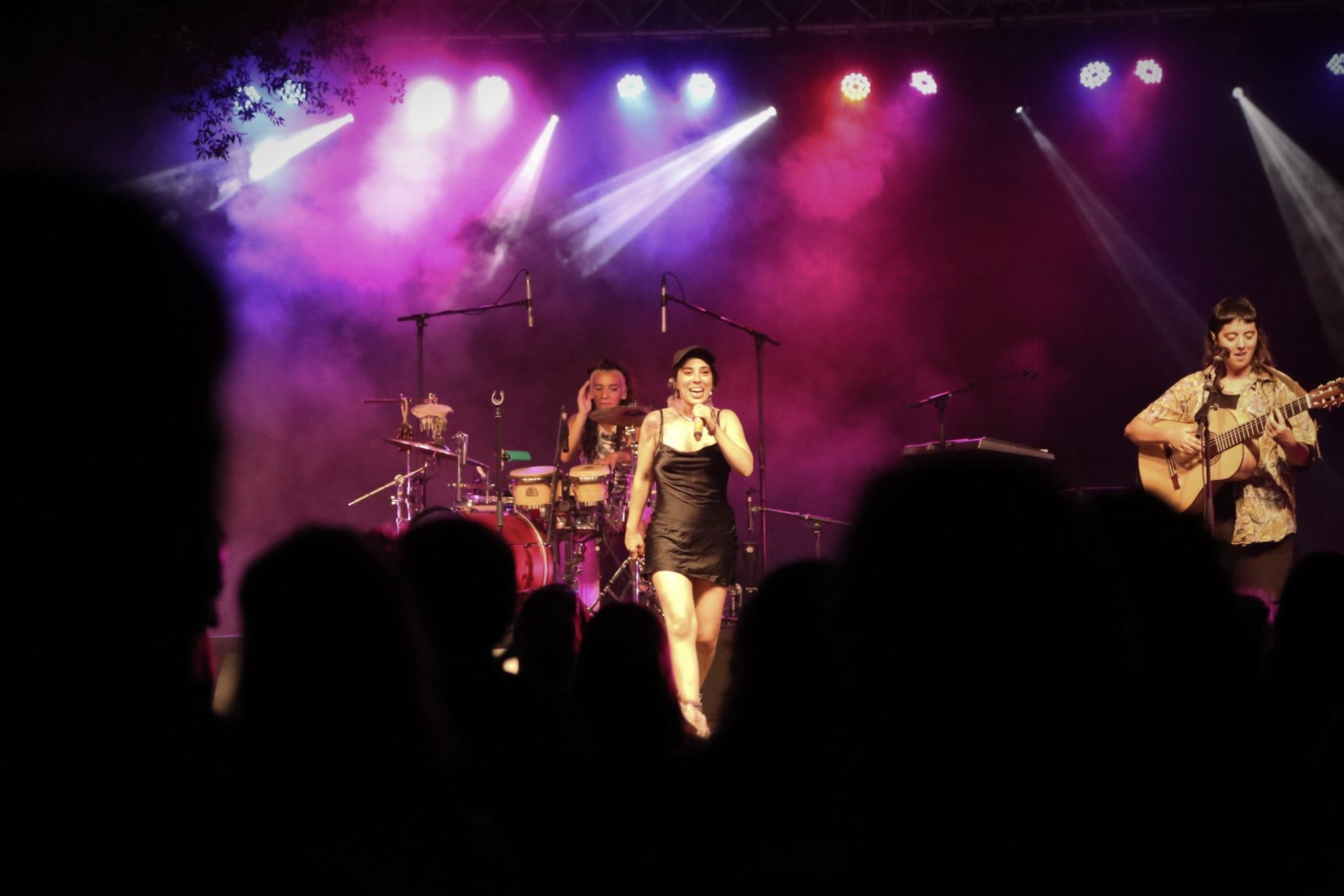 El grup musical KeTeKalles en concert per la celebració del Dia de l'Orgull. FOTO: Anna Bassa