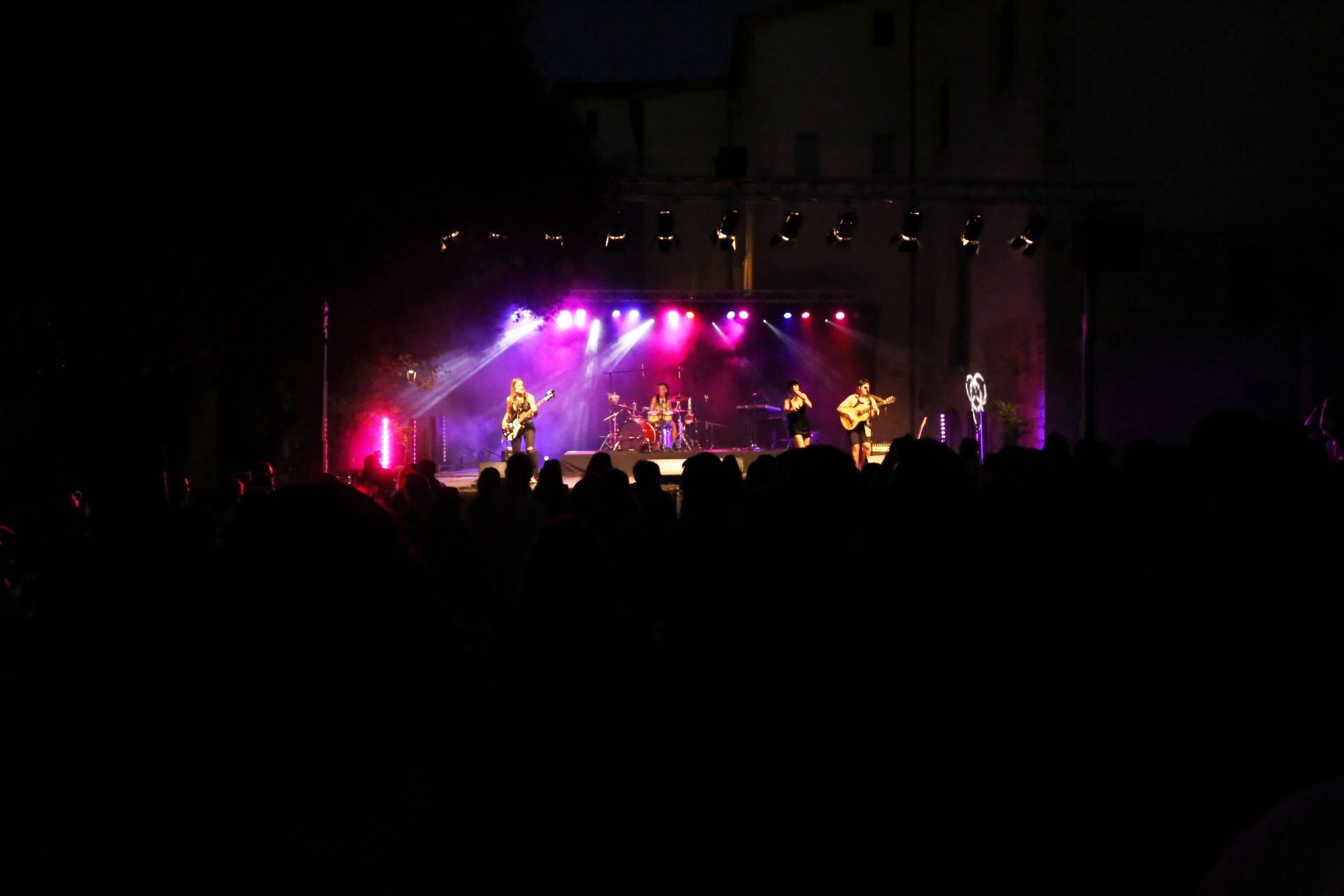 El grup musical KeTeKalles en concert per la celebració del Dia de l'Orgull. FOTO: Anna Bassa