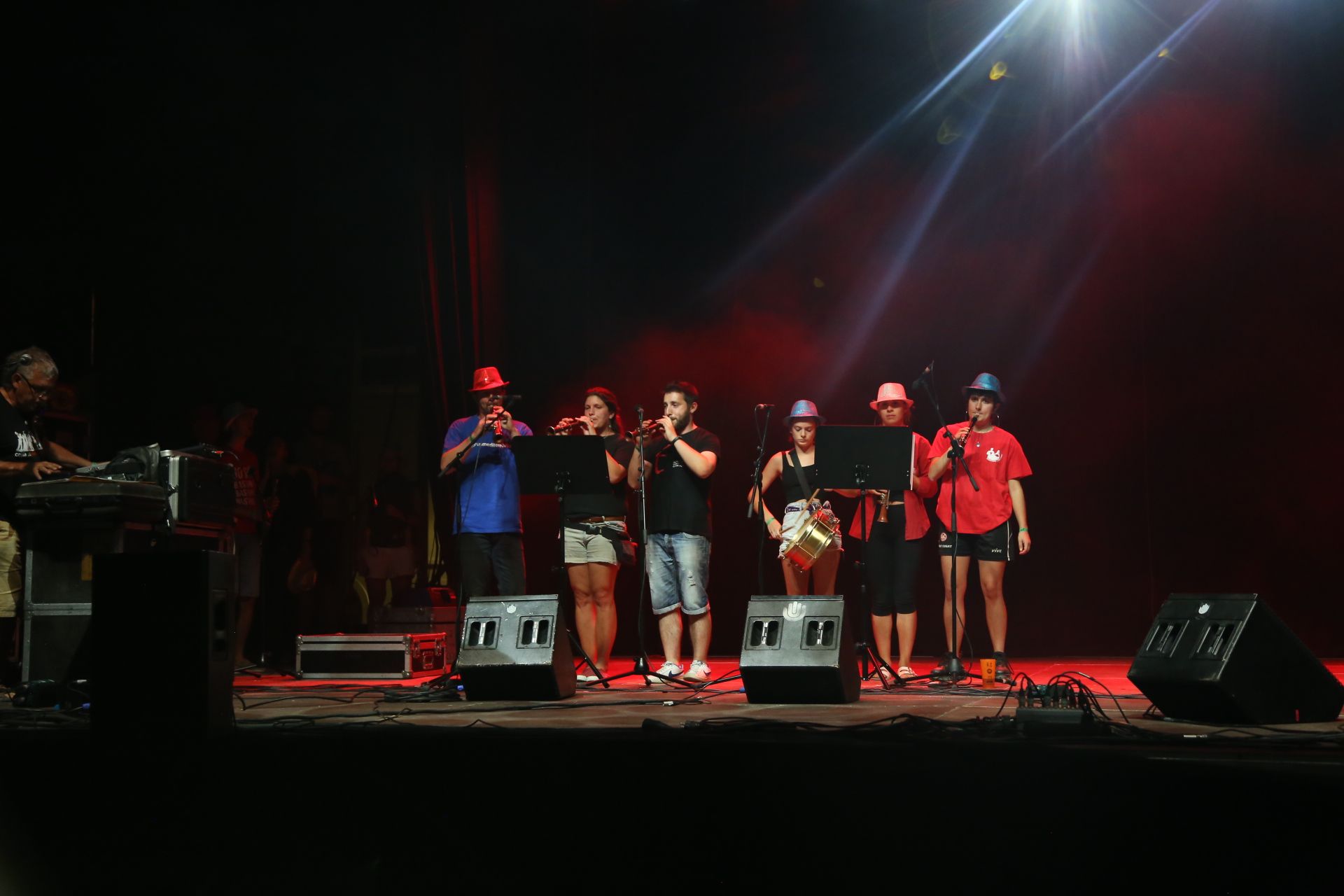 L'Escola de Música Tradicional de Sant Cugat va posar la música durant el Seguici Nocturn de Festa Major. FOTO: Anna Bassa