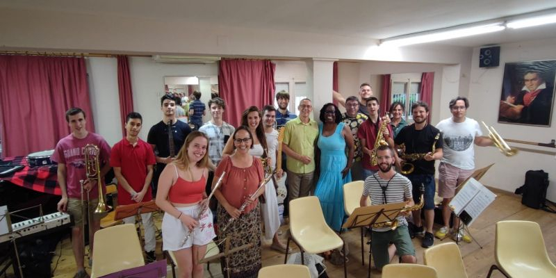 Mònica Green a l'escola de música i dansa Fusió a l'assaig per Festa Major. FOTO: Cedida