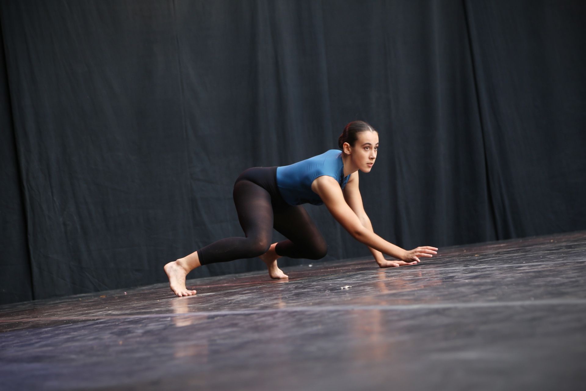 Peça individual de dansa contemporània a  "Coreografies a la fresca" de l'Escola Fusió Música i Dansa. FOTO: Anna Bassa