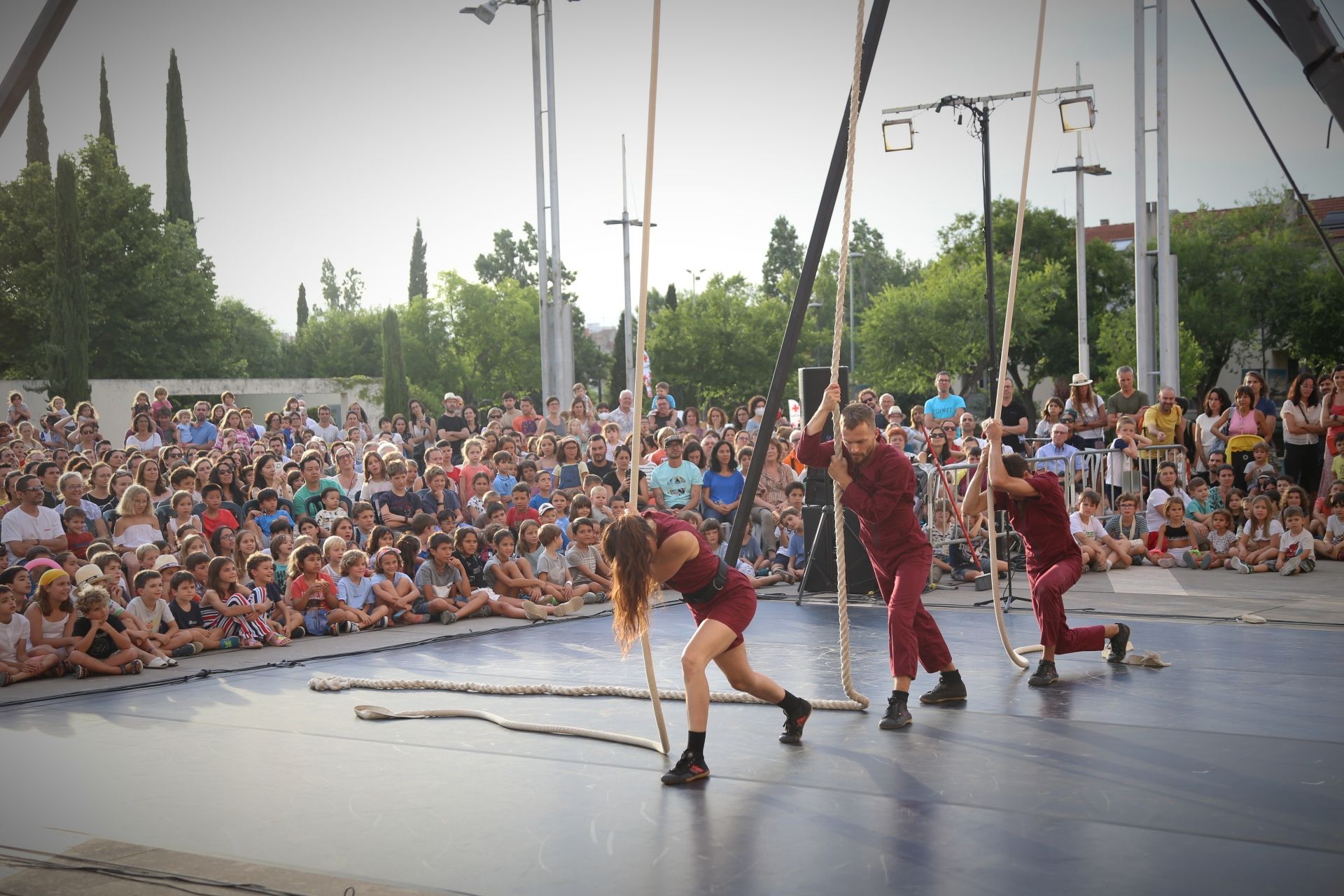 Acrobàcies al "Circ a la plaça!" amb el Col·lectiu TQM. FOTO: Anna Bassa