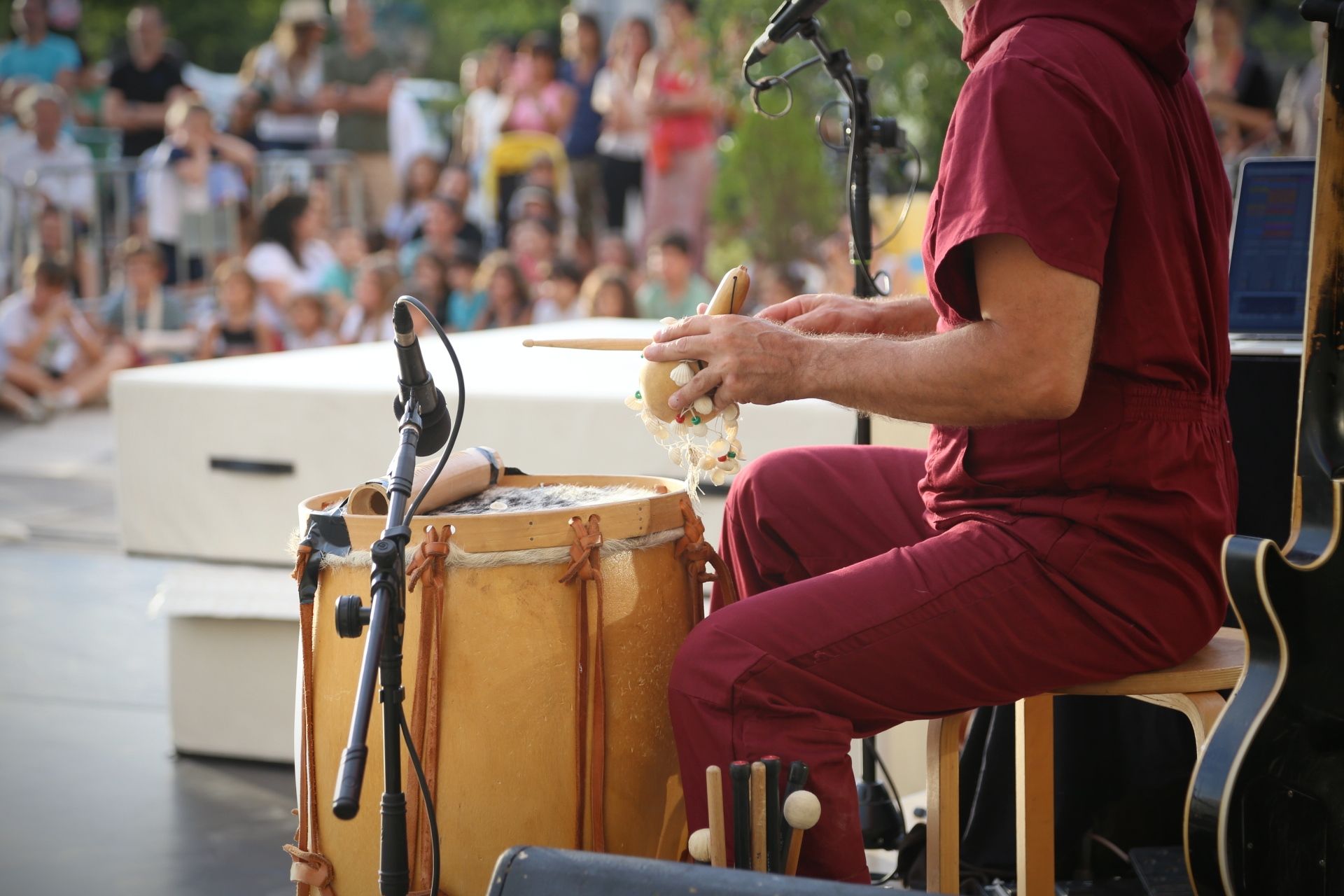 Música amb instruments de percussió al "Circ a la plaça!" amb el Col·lectiu TQM. FOTO: Anna Bassa