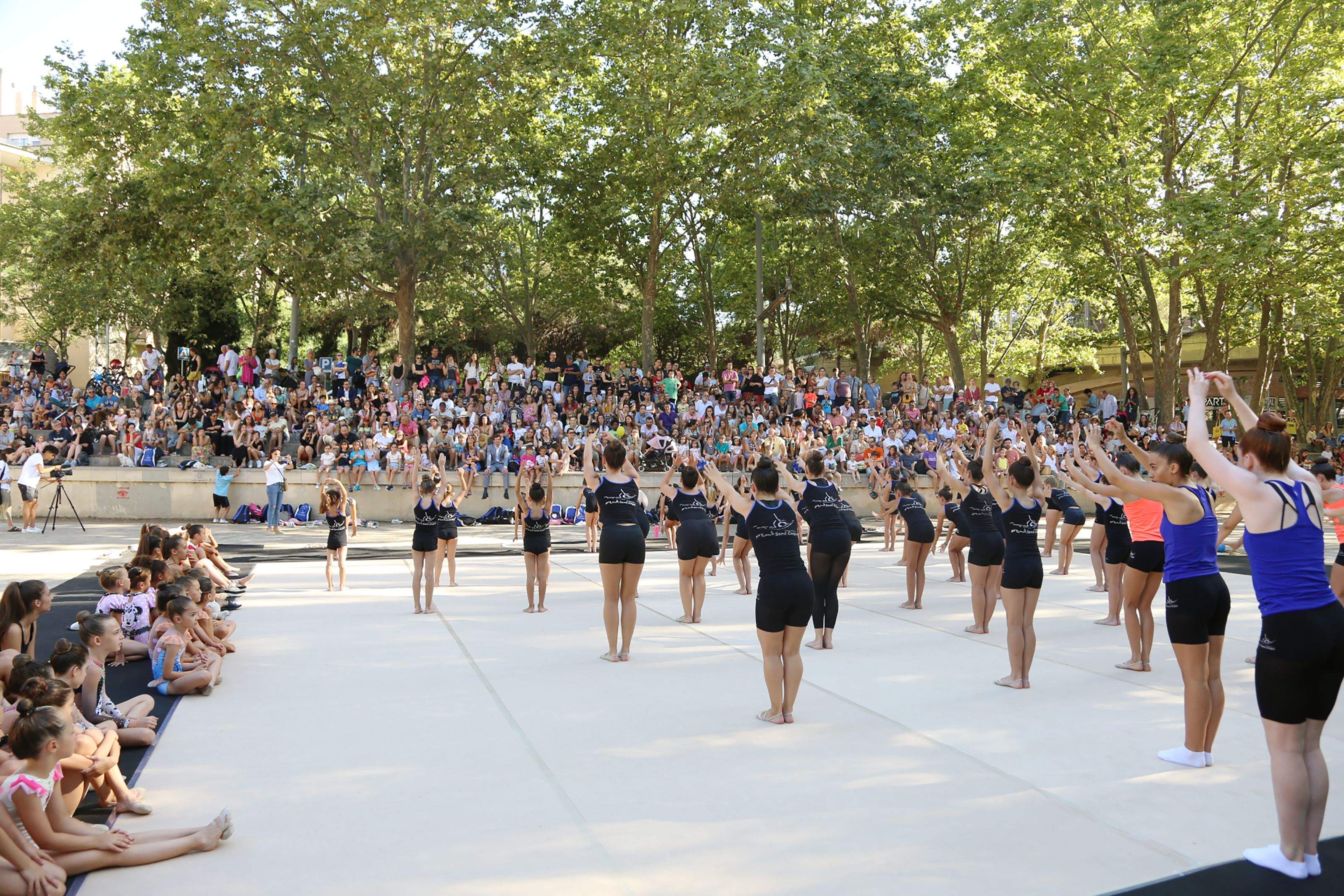 Escalfament conjunt per l'exhibició de gimnàstica rítmica del Club Gimnàstica Sant Cugat. FOTO: Anna Bassa