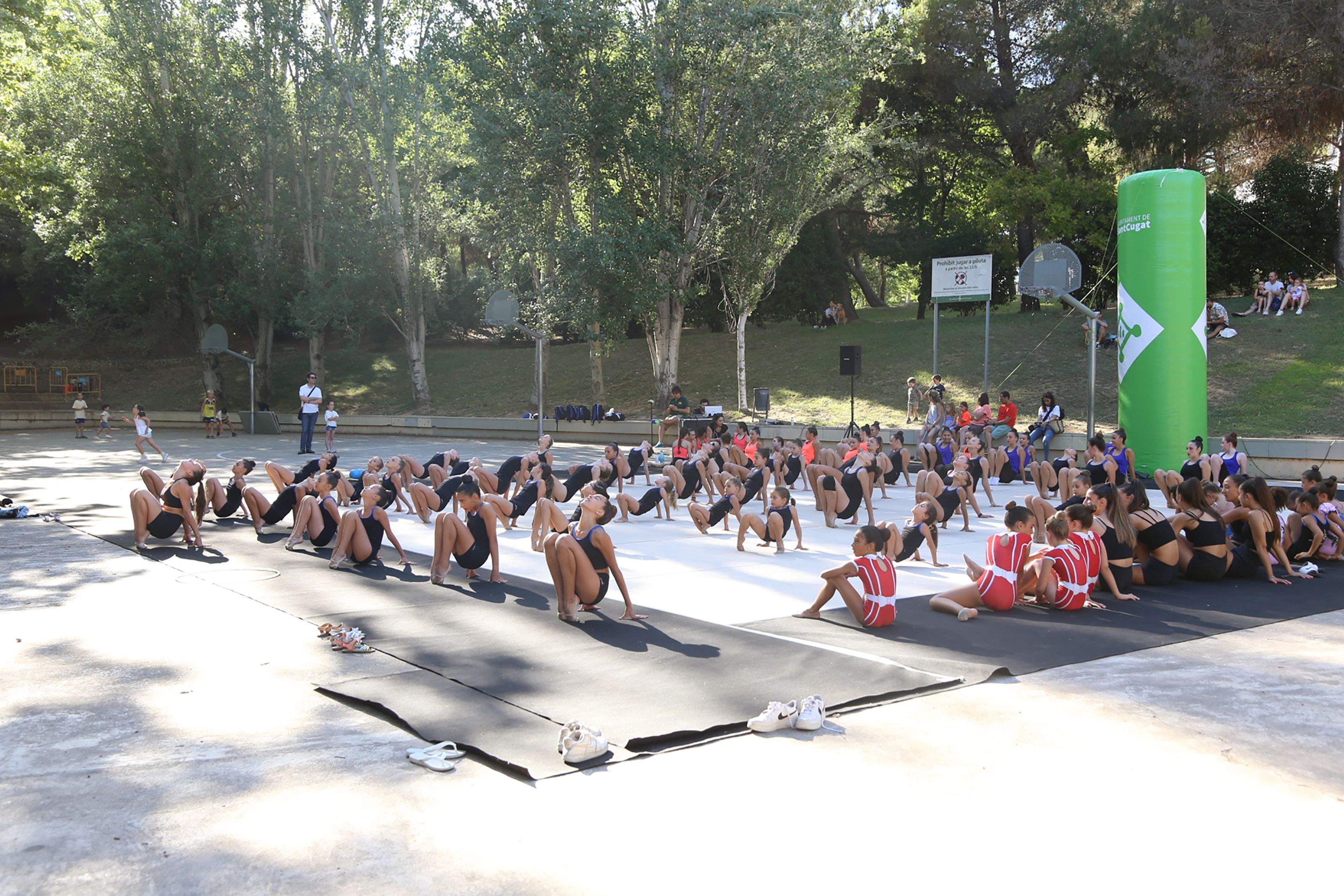 Escalfament conjunt per l'exhibició de gimnàstica rítmica del Club Gimnàstica Sant Cugat. FOTO: Anna Bassa