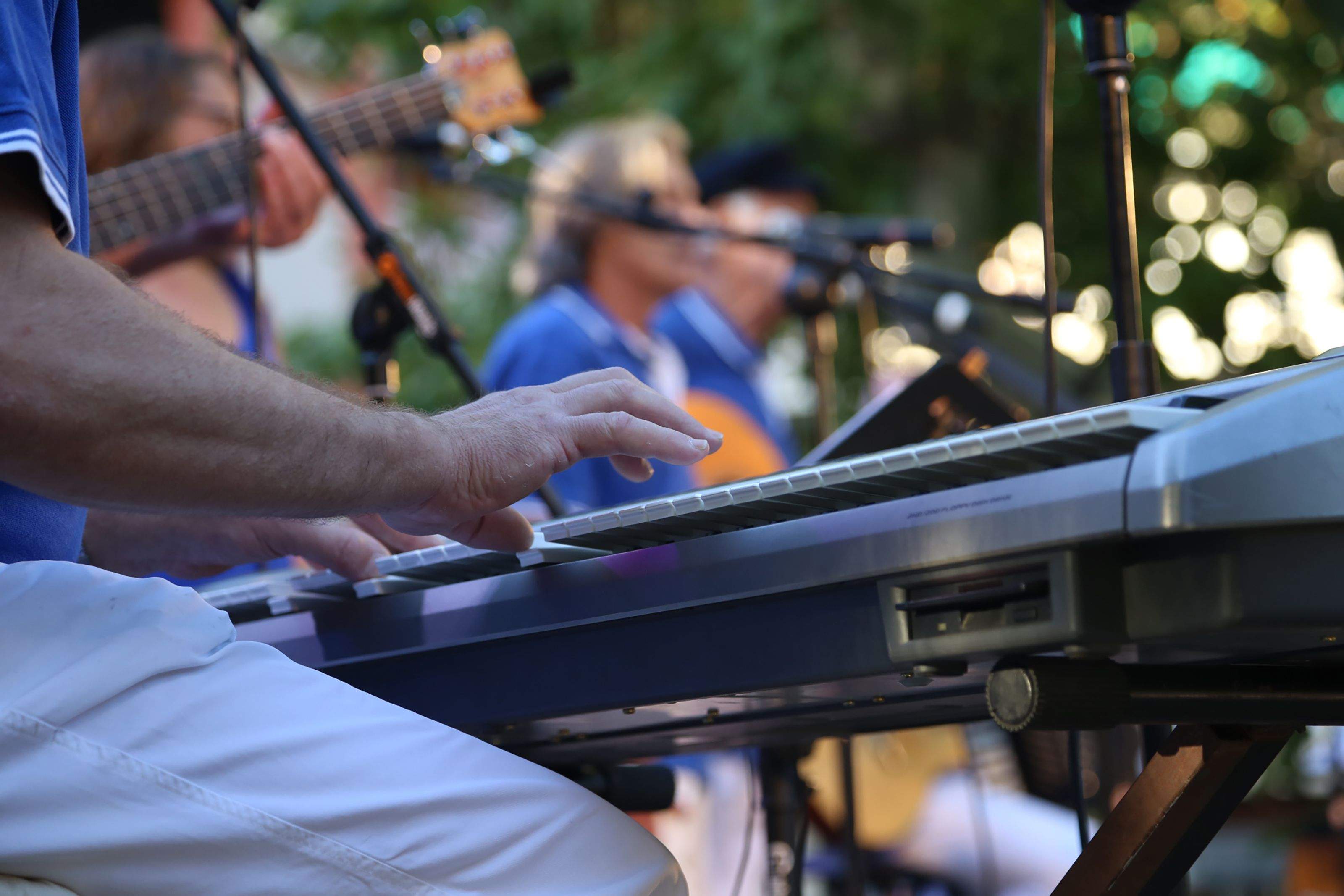 Concert d'havaneres, cançons de taverna i rom cremat al barri de Sant Francesc. FOTO: Anna Bassa